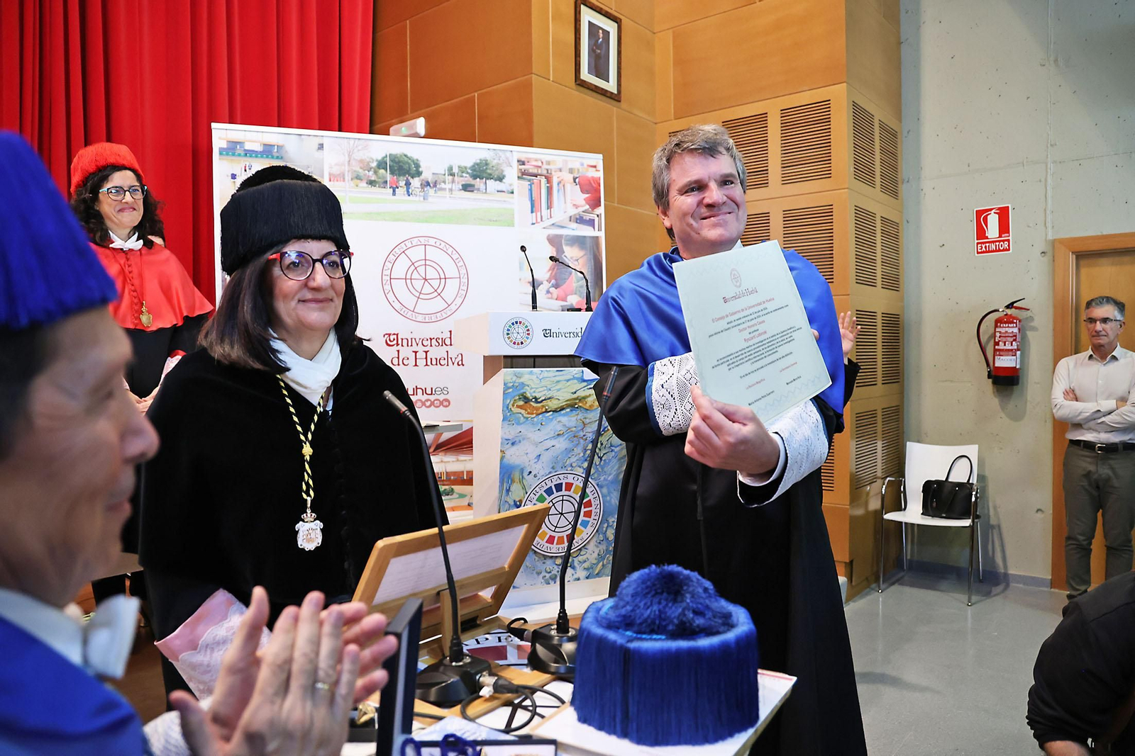 Imágenes de la ceremonia del nombramiento de Ryszard Lobinski como Doctor Honoris Causa de la Universidad de Huelva.
