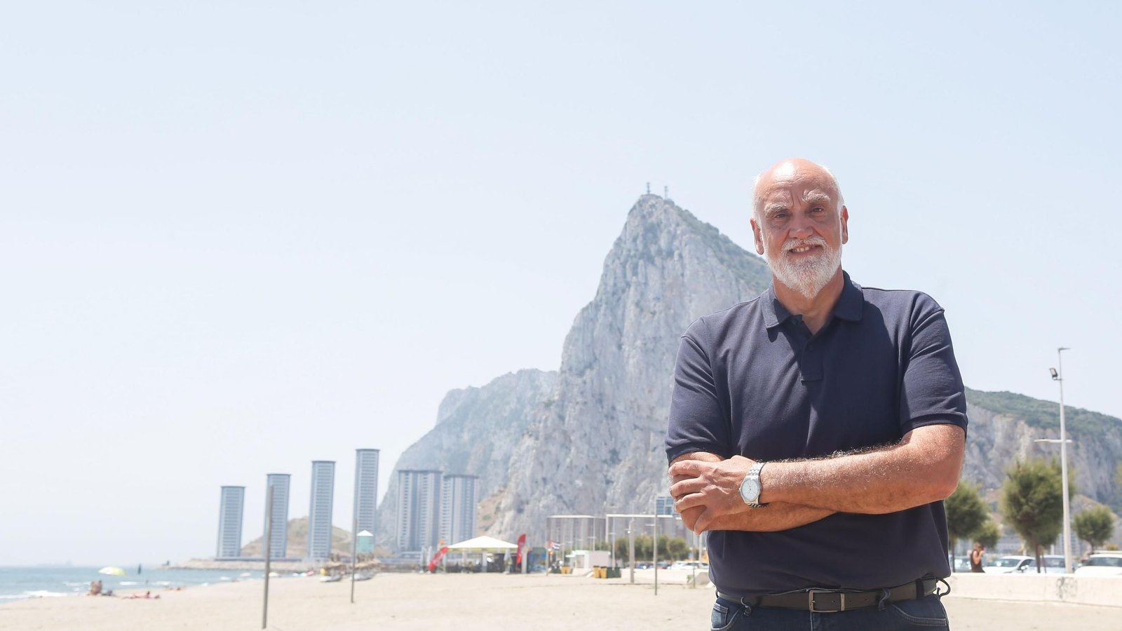Javier Vidal, en la playa de Levante de La Línea de la Concepción. Al fondo, el Peñón de Gibraltar.