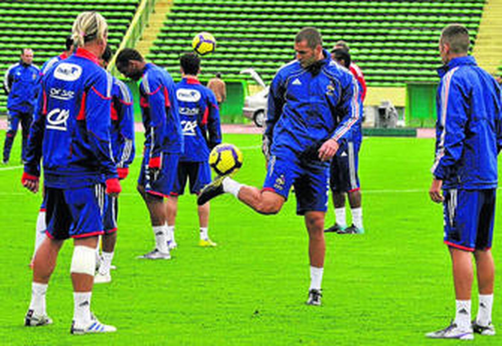 Benzema pelotea de tacón junto a sus compañeros durante el entrenamiento de ayer.