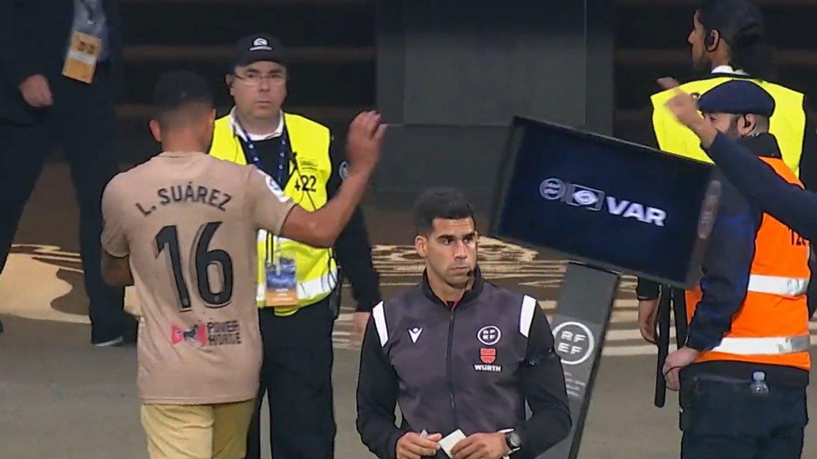 Luis Suárez tira la pantalla VAR antes de salir del terreno de juego.