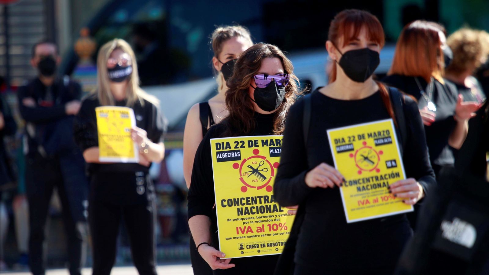 Asistentes a la concentración exigiendo la bajada del IVA a las peluquerías.