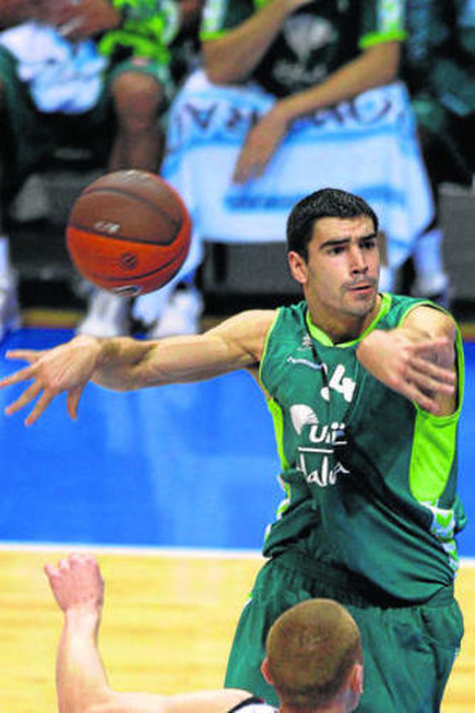 Saúl Blanco da un pase durante un partido de Euroliga.