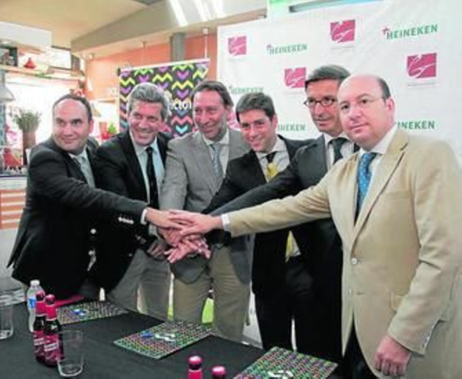 Representantes de Heineken, Mercado Victoria y el Ayuntamiento.