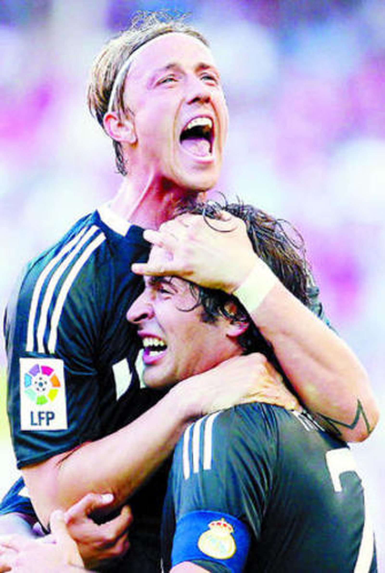 Raúl celebra un gol con Guti.
