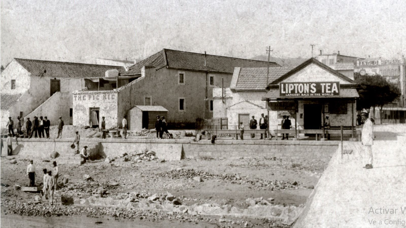 A la derecha de la fotografía, realizada hacia 1904, puede observarse la primera estación del ferrocarril del puerto situada en la cabecera del muelle de Madera.