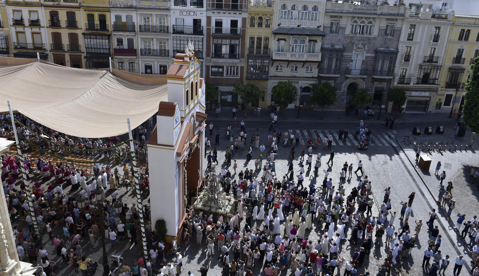 El cortejo del Corpus discurre por una Plaza de San Francisco desangelada de público, en la que incluso quedaron decenas de sillas vacías.
