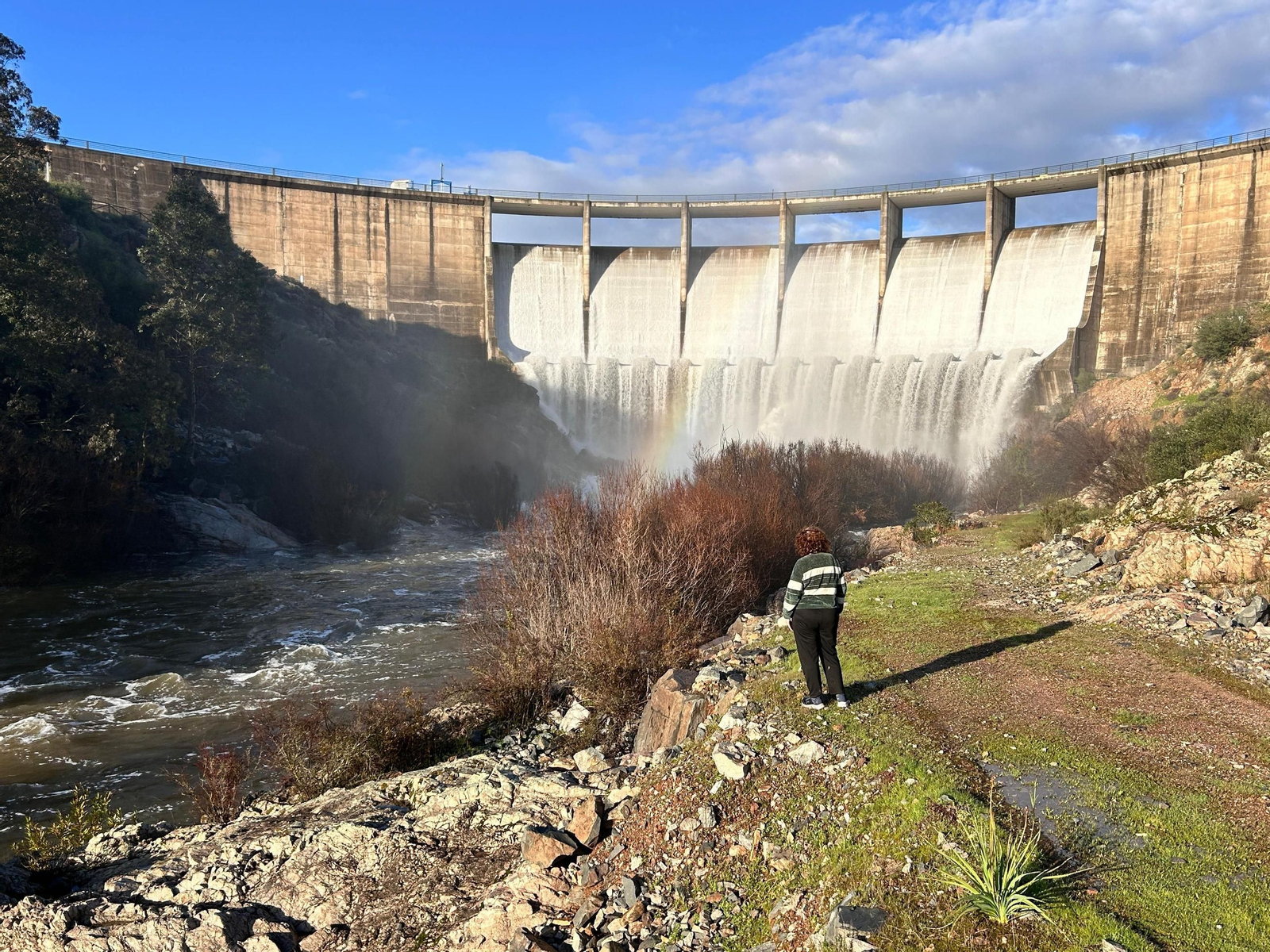Las imágenes del desborde de la presa del pantano de Melonares