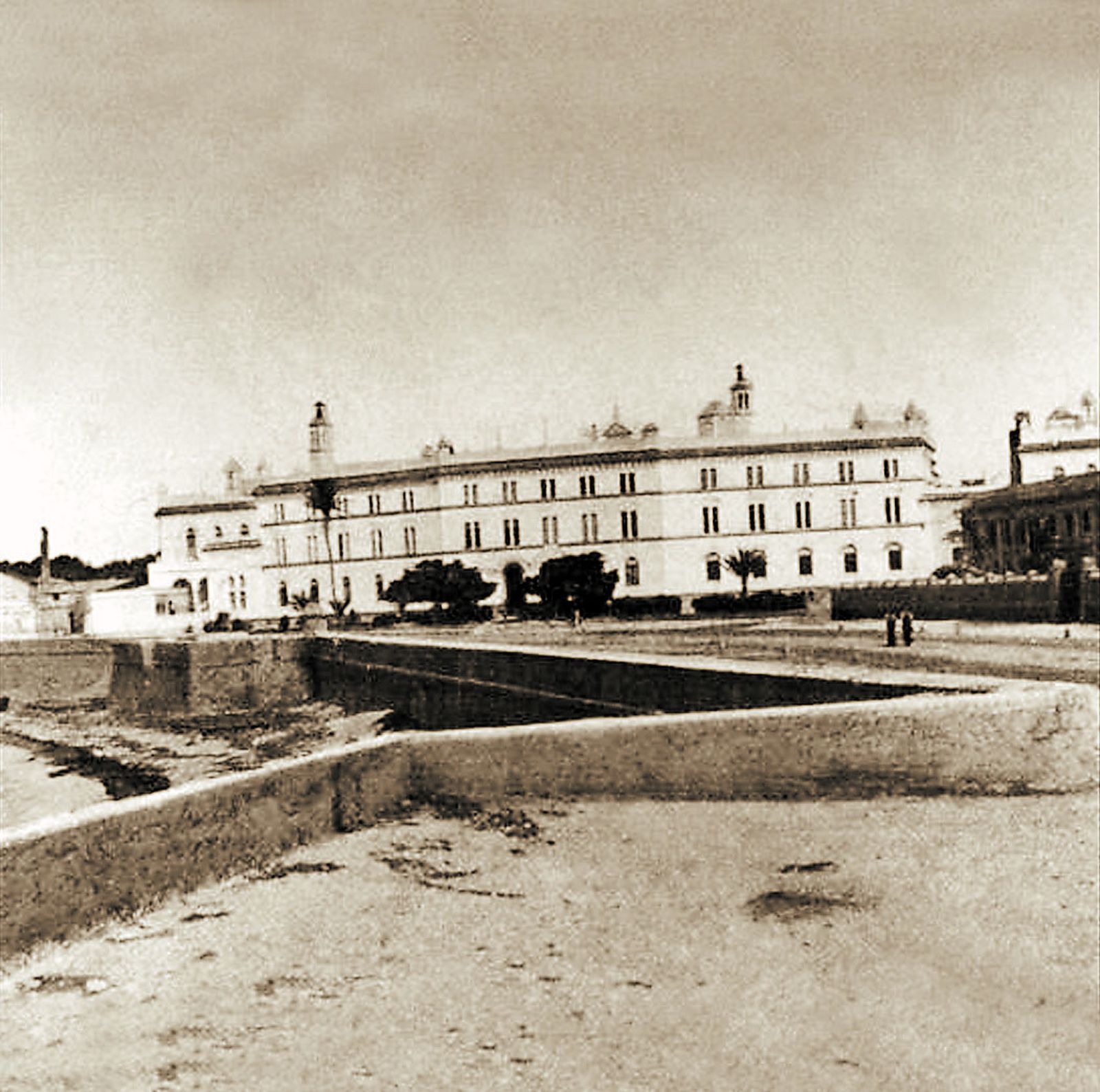 El edificio donado por Moreno de Mora, en sus primeros tiempos.