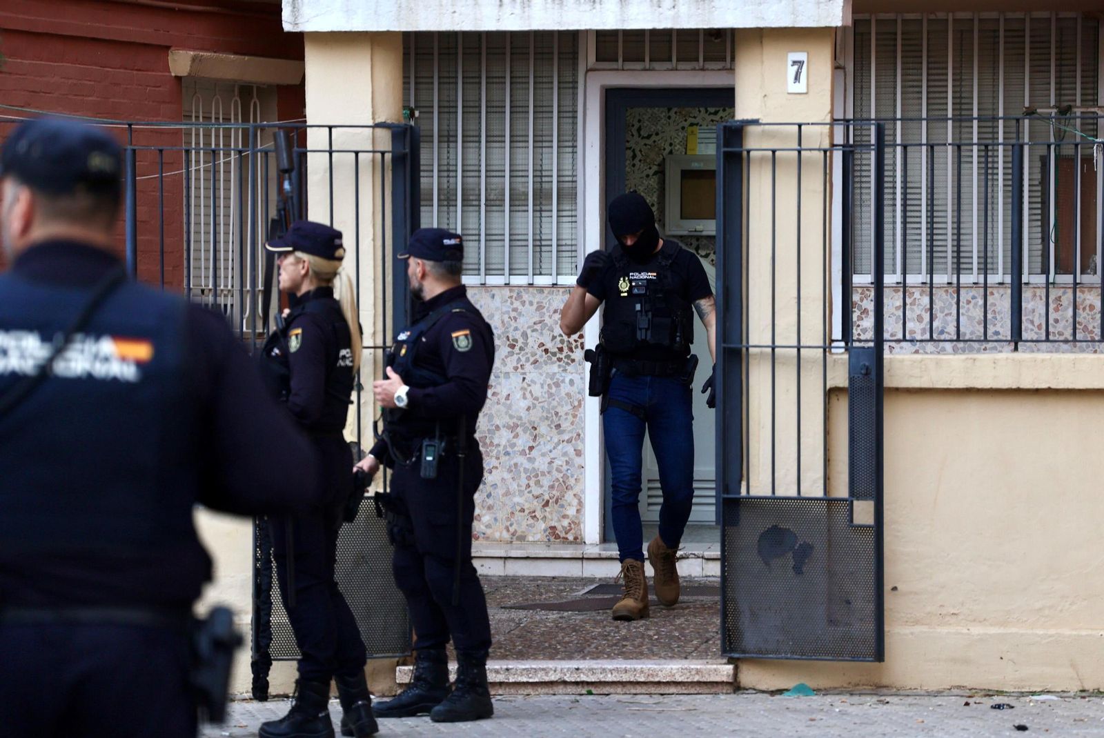 Policías nacionales, en la operación de Los Pajaritos del pasado mes de noviembre.