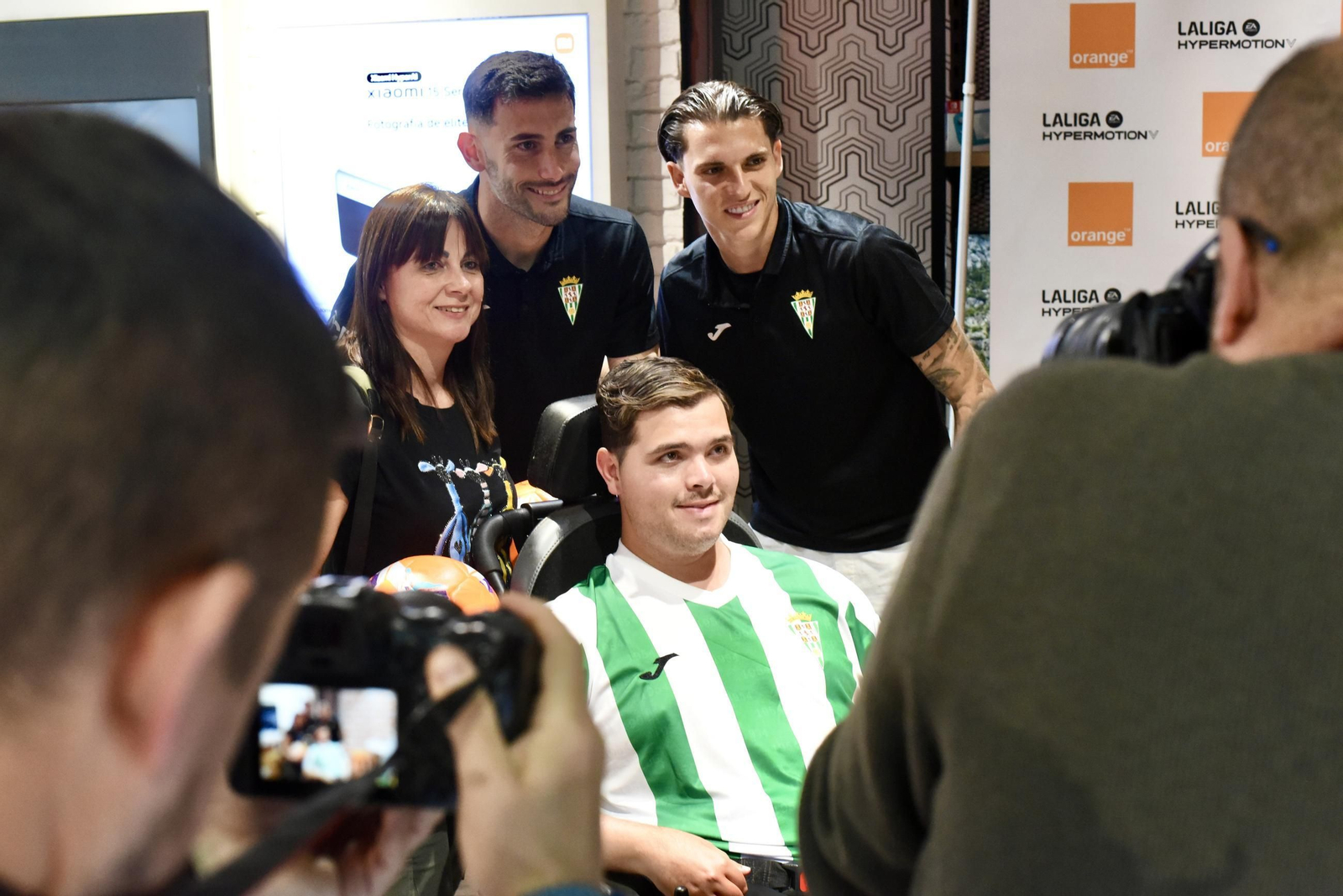 La afición del Córdoba CF enloquece con Álex Sala y Albarrán en el centro de la ciudad