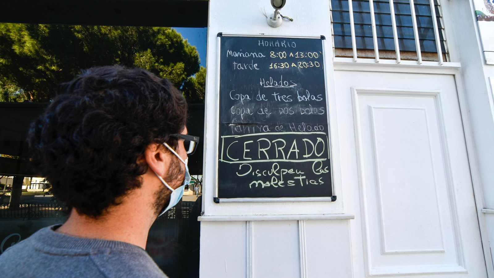 Luto por el asesinato machista de María Isabel en San Roque