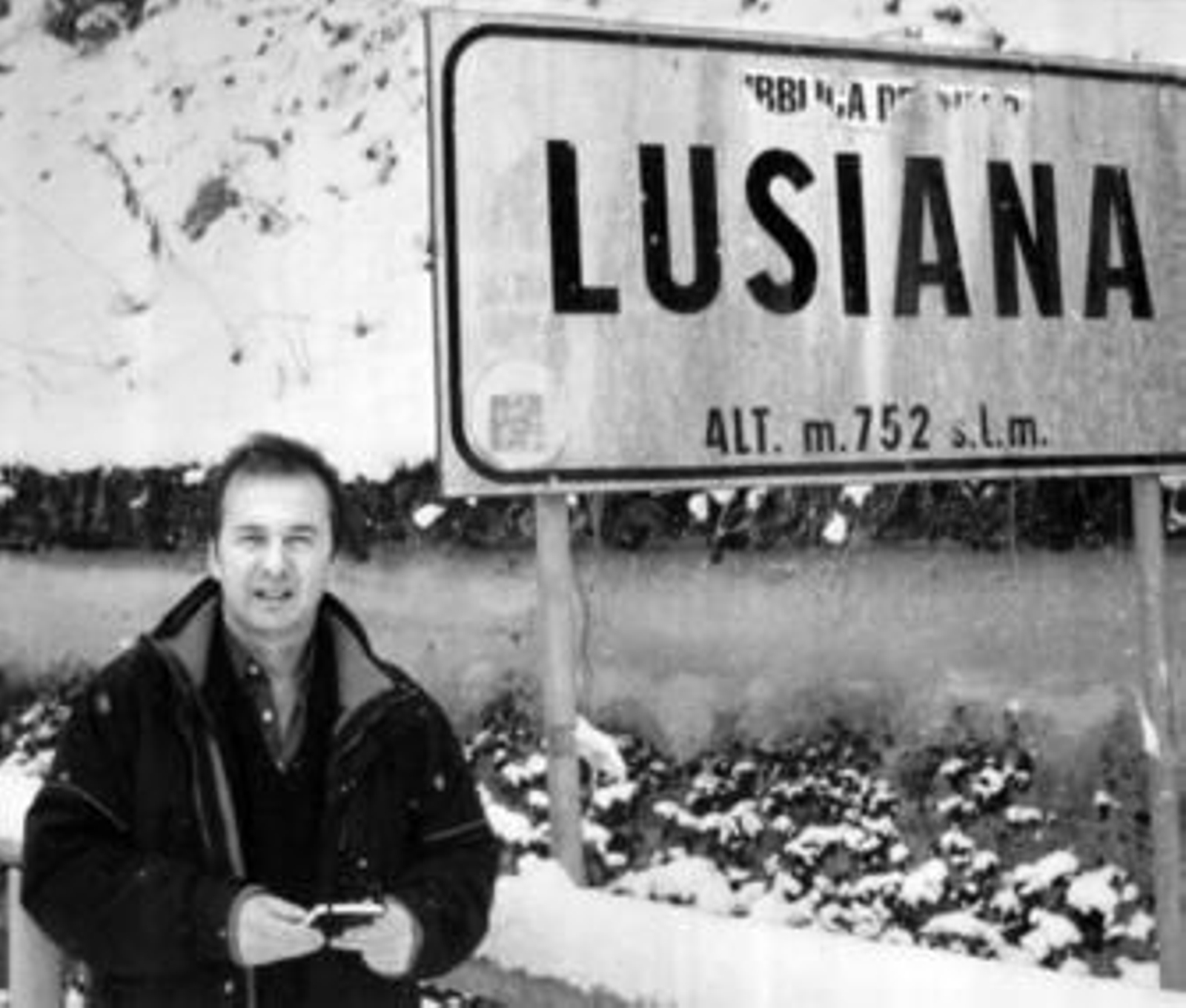 Javier Moro, en el pueblo natal de Sonia Gandhi, en una de las imágenes recogidas en 'El sari rojo'.