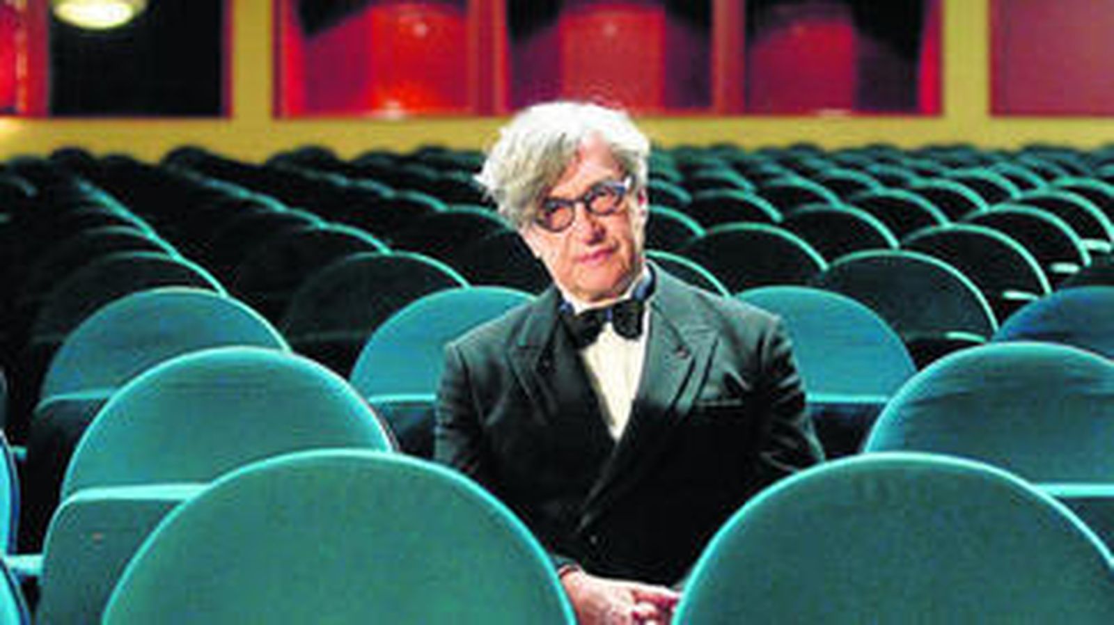 Sobre estas líneas, Wim Wenders (Düsseldorf, 1945). A la izquierda, 'Automat' (1927) de Edward Hopper  y, debajo, Gary Cooper en 'El hombre del Oeste' (1958) de Anthony Mann.