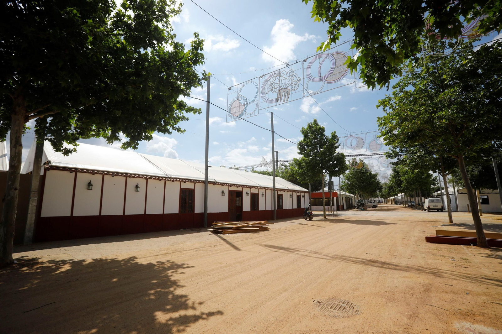 Los preparativos de las casetas de la Feria de Córdoba, en imágenes