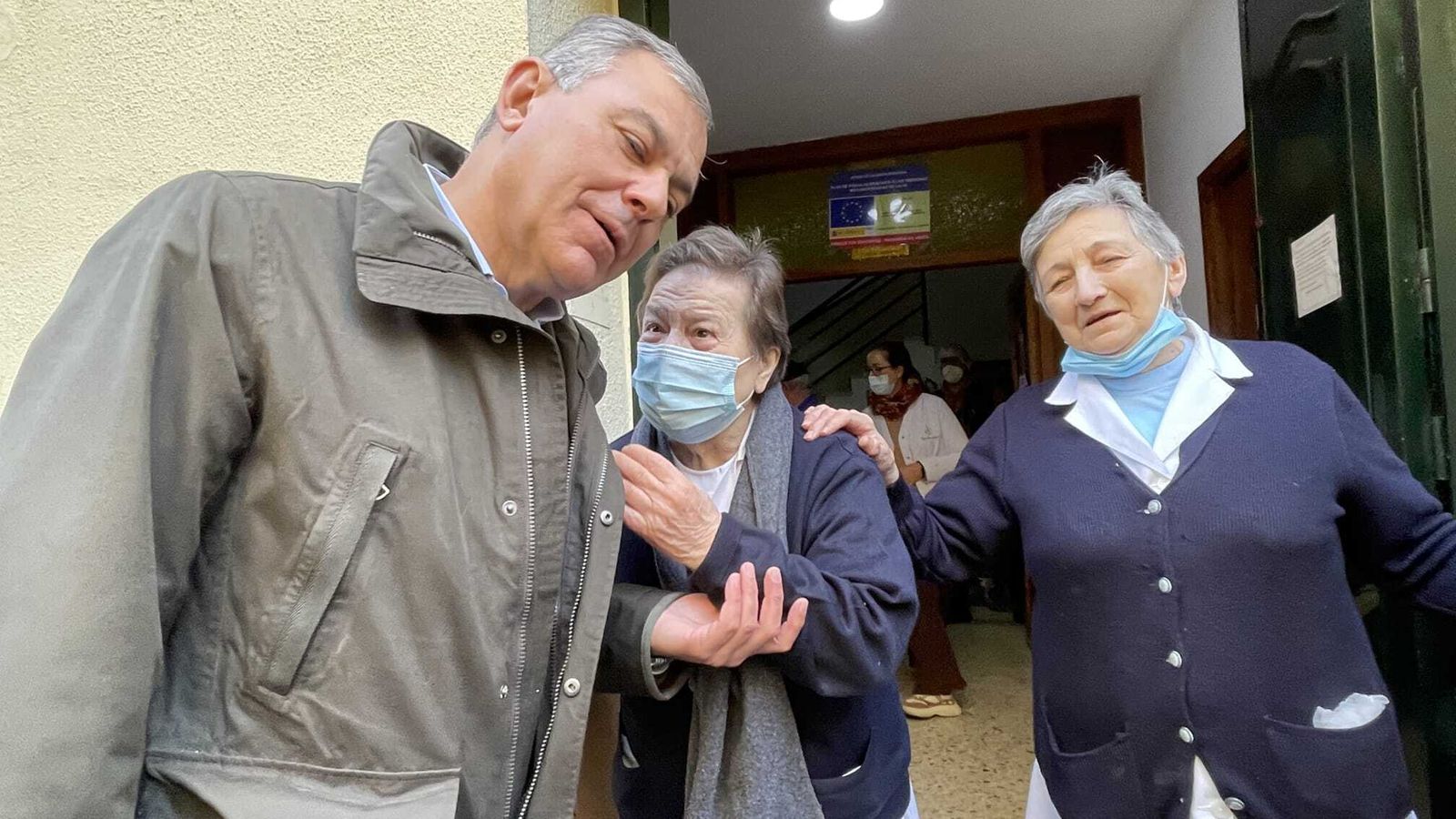 Sanz con algunas de las hermanas de la Caridad.