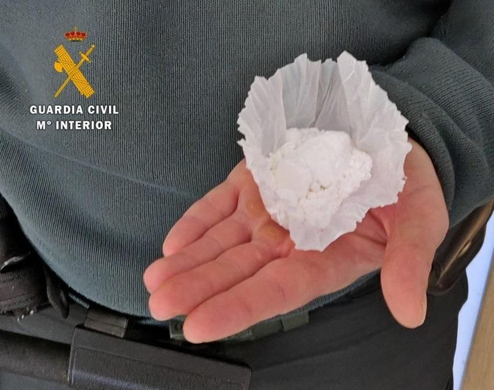 Imagen de archivo de un Guardia Civil con cocaína intervenida.