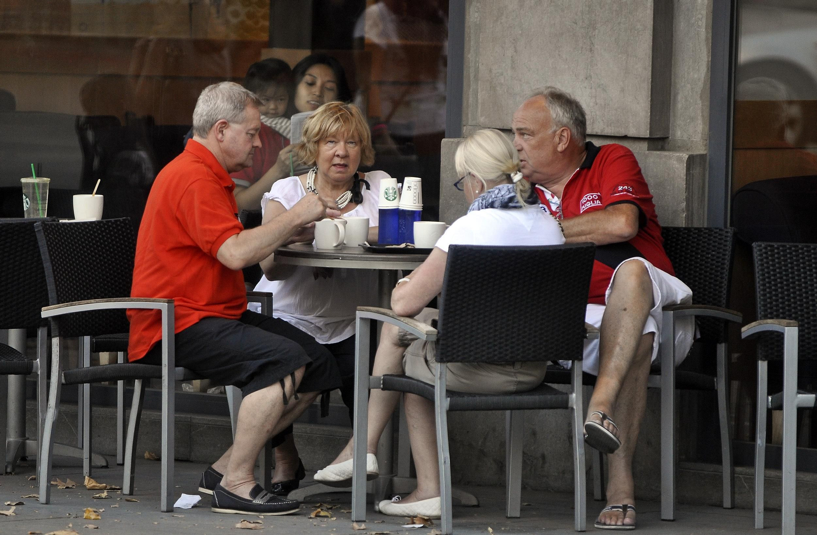 Turistas en una terraza.
