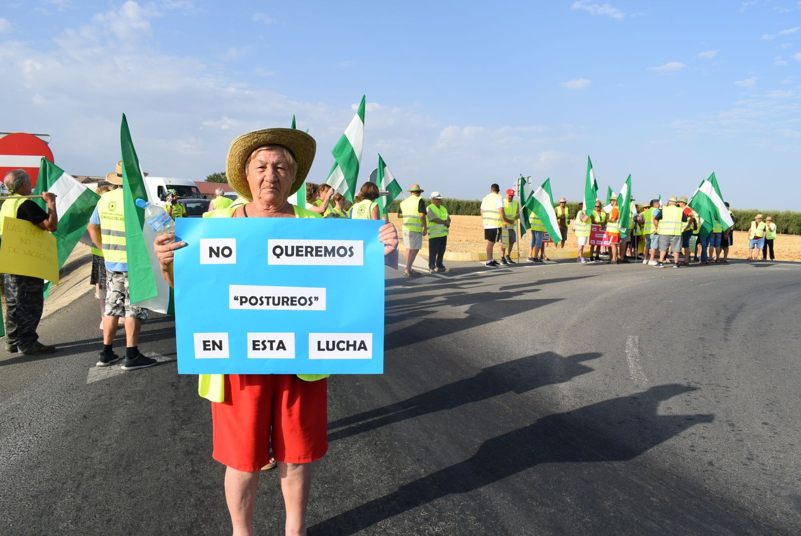 Una de las vecinas de Ochavillo del Río asistentes a la protesta.