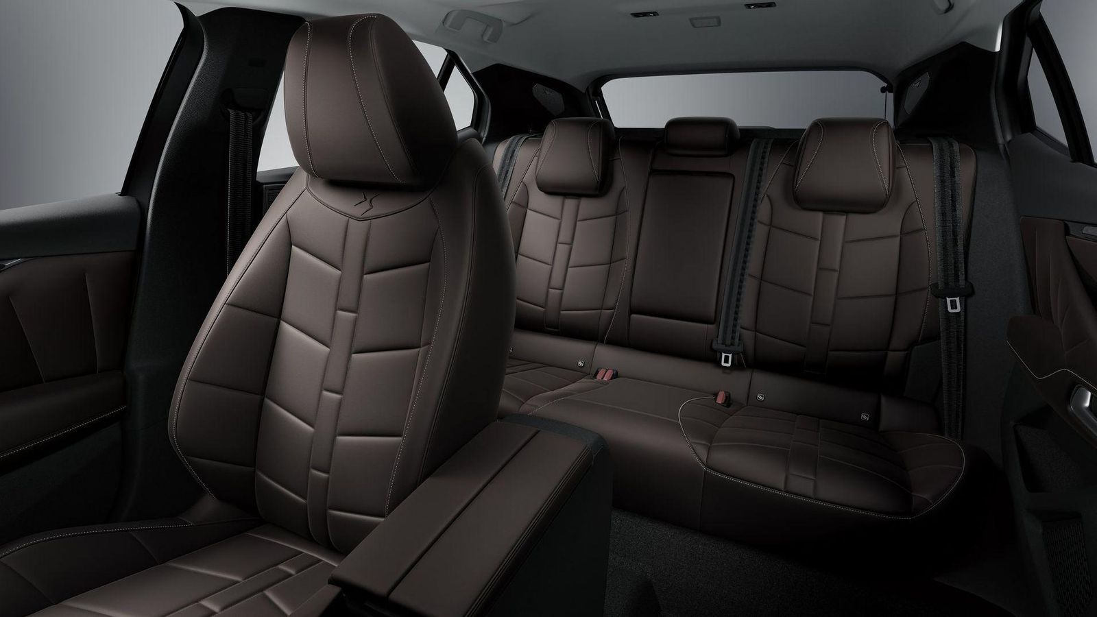 El acabado Étoile que emplea cuero Nappa para la tapicería es el tope de refinamiento de la gama de este DS.