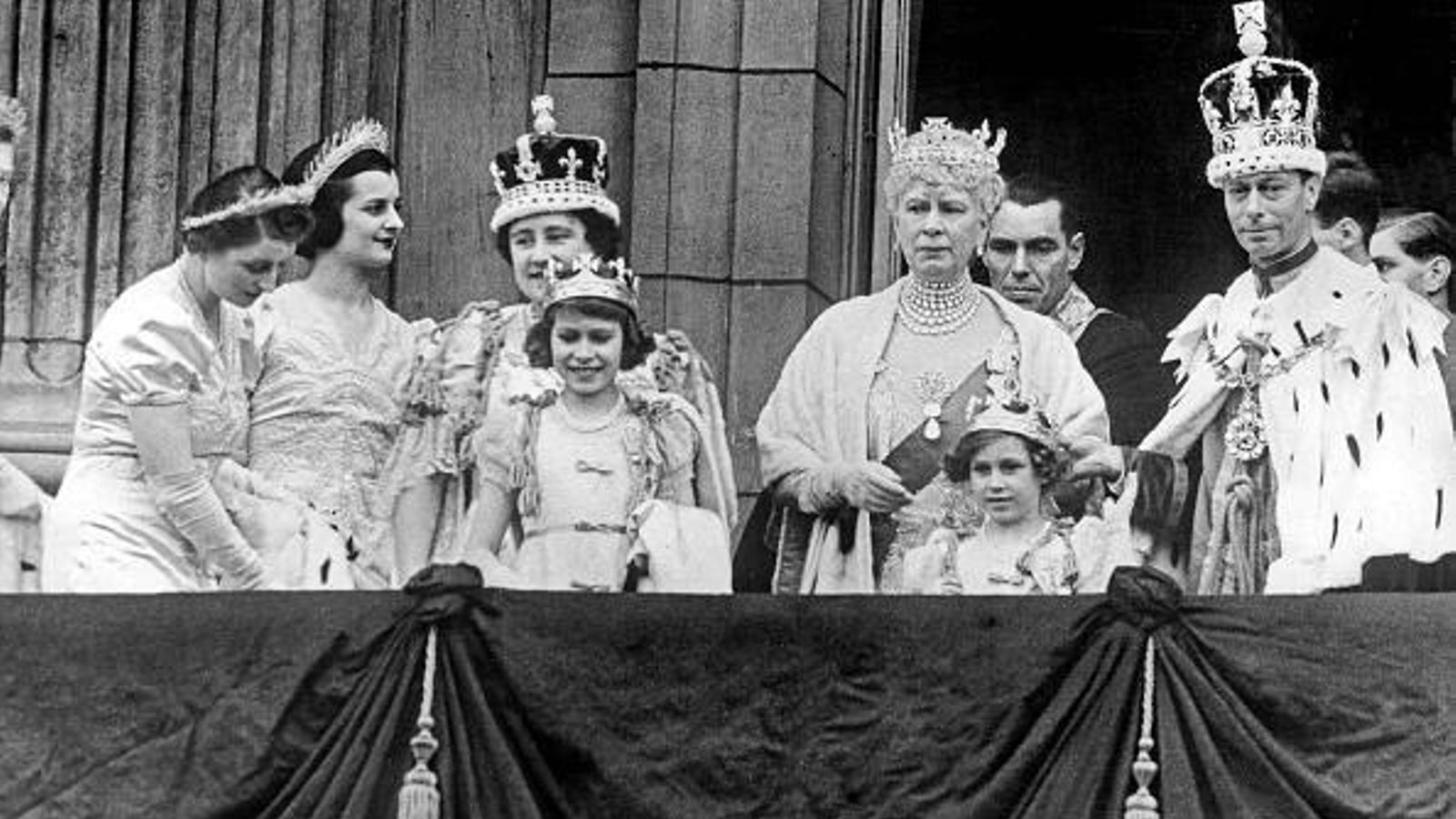 Jorge VI e Isabel con sus hijas Isabel y Margarita, el día de la coronación del rey.