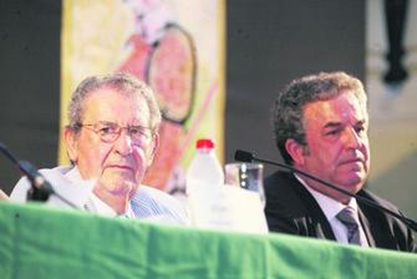 El crítico taurino de 'Málaga Hoy', Joaquín Jesús Gordillo, junto al presidente de la Diputación, Salvador Pendón, ayer.