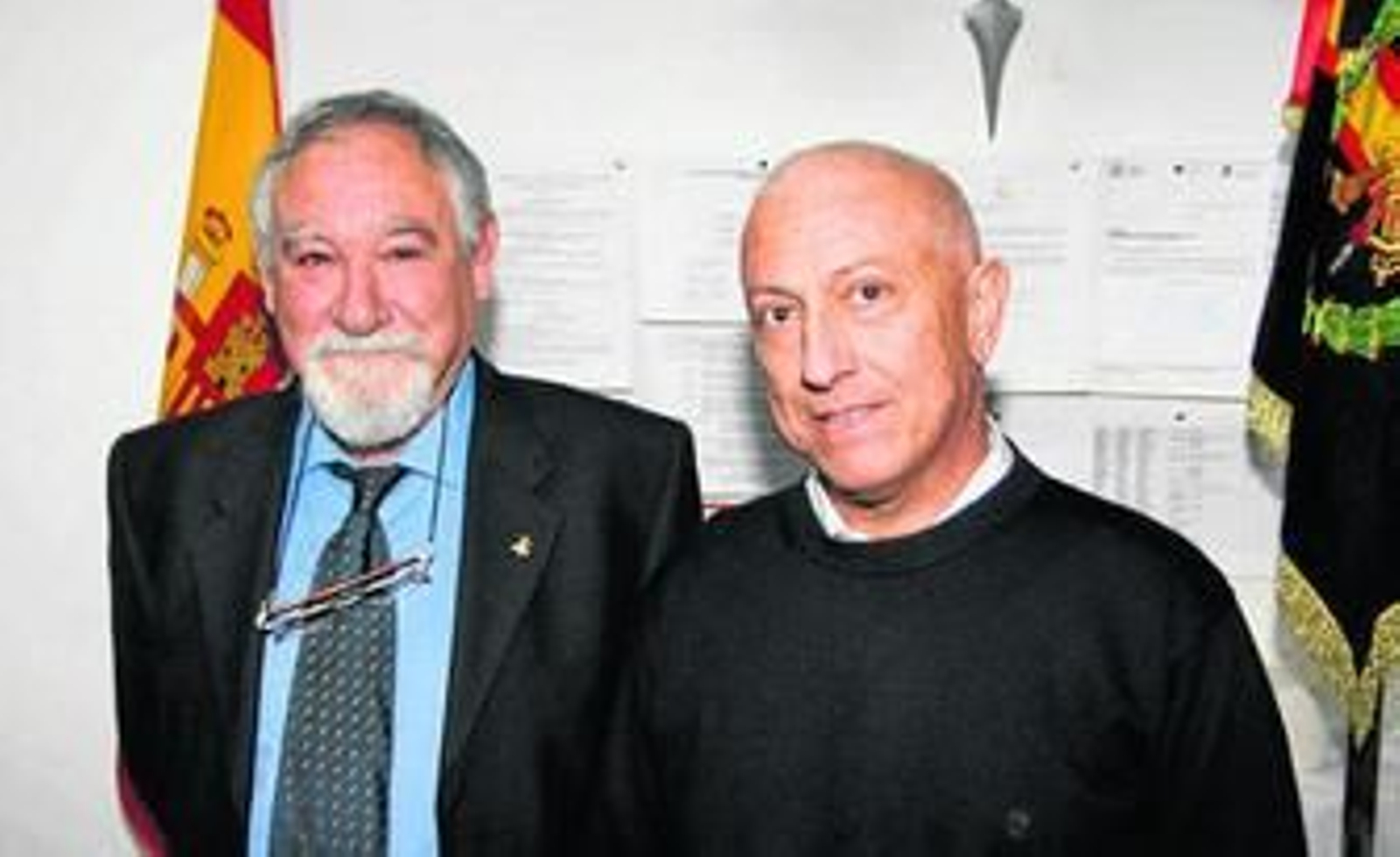El teniente coronel Pugnaire junto Manuel Montes, su sucesor en la presidencia de la hermandad.