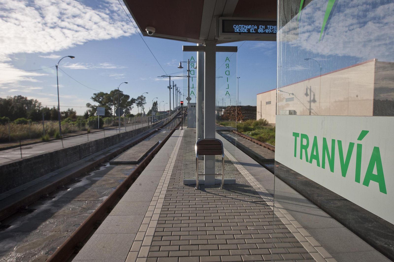 Parada del tranvía en La Ardila, al lado de la zona en la que se levantará la subestación de Janer.