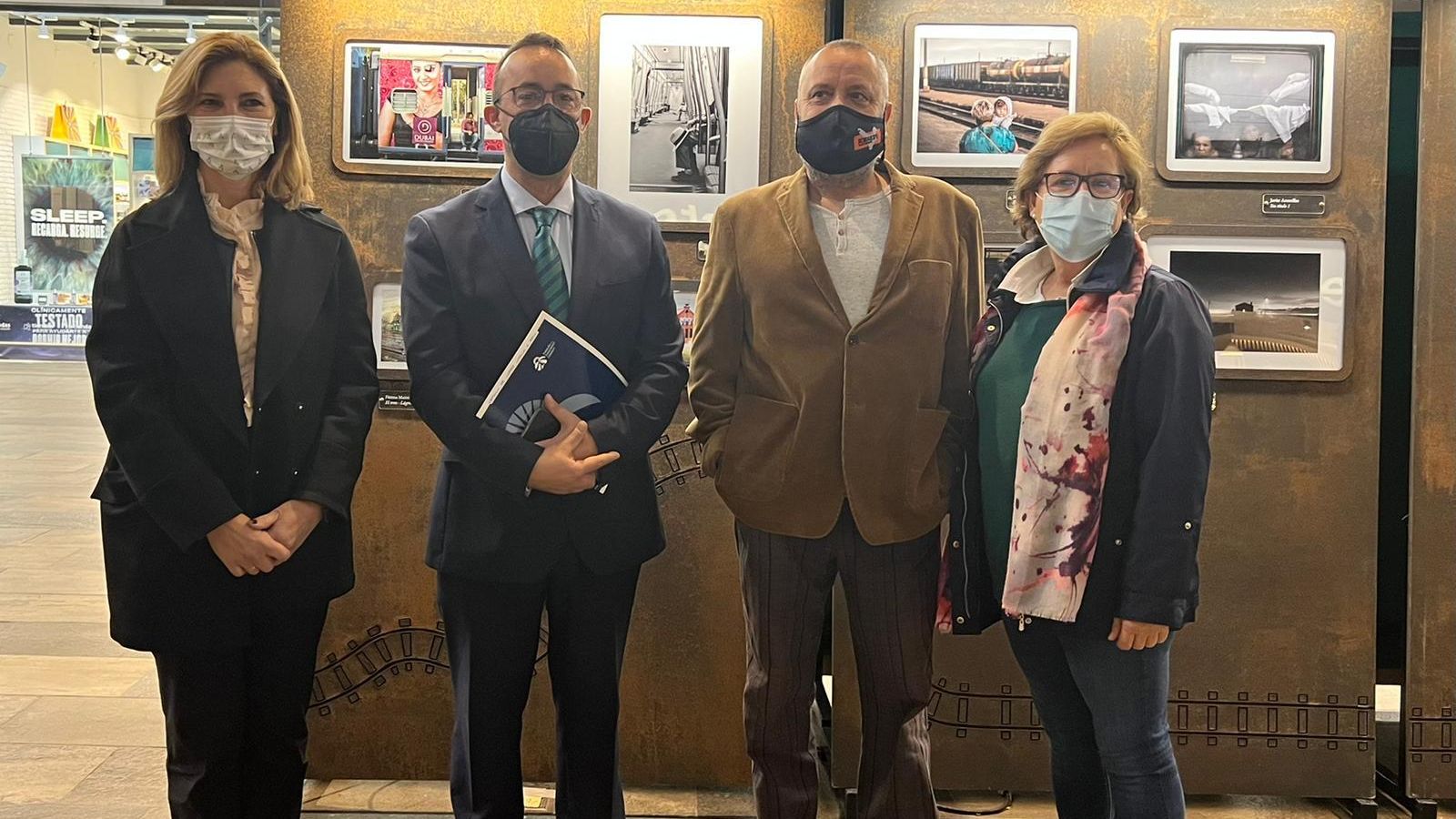 Martínez y Domínguez Curiel posan con finalistas del concurso que exponían fotos.