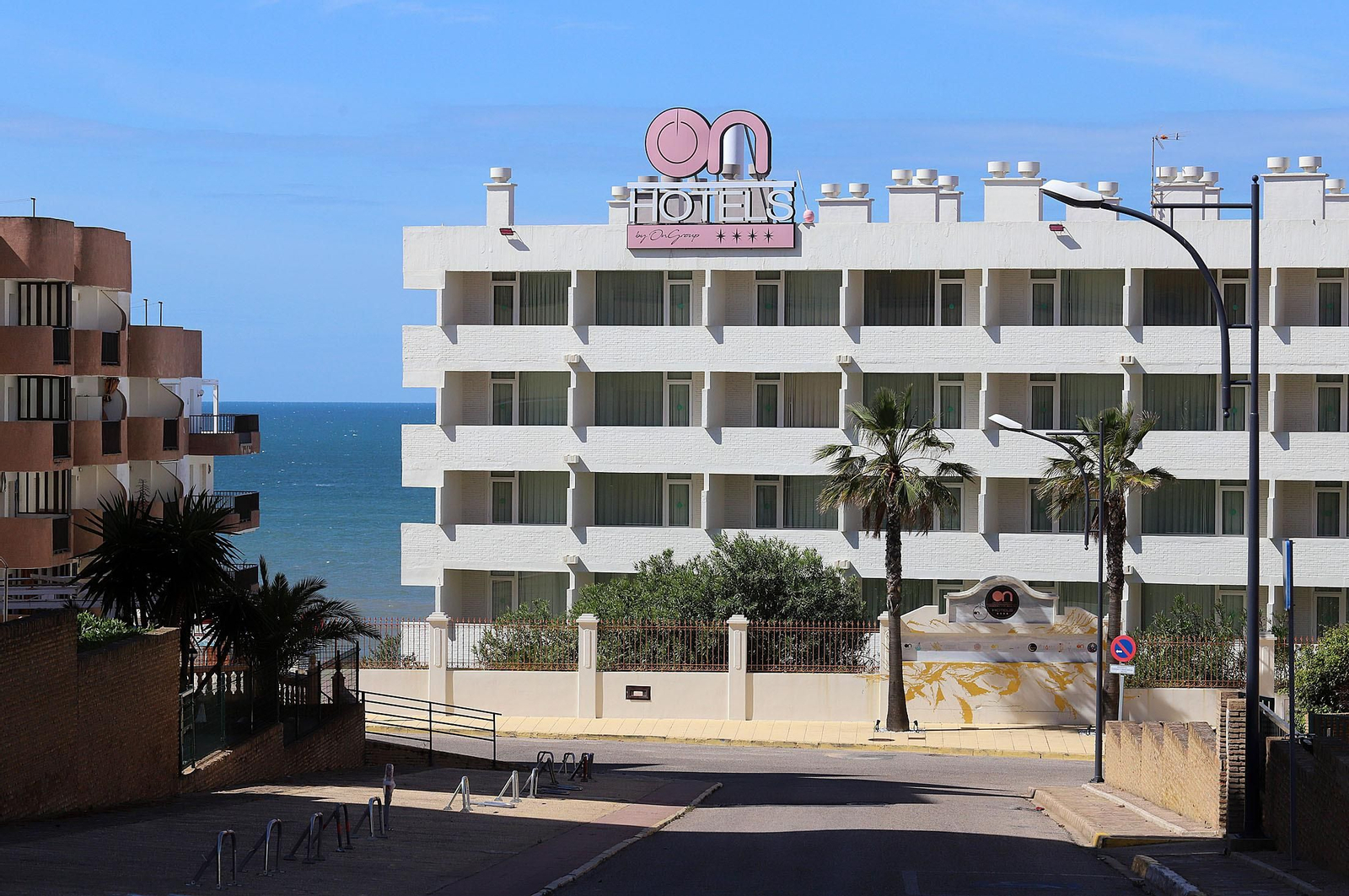 Fachada del hotel ON de Matalascañas.