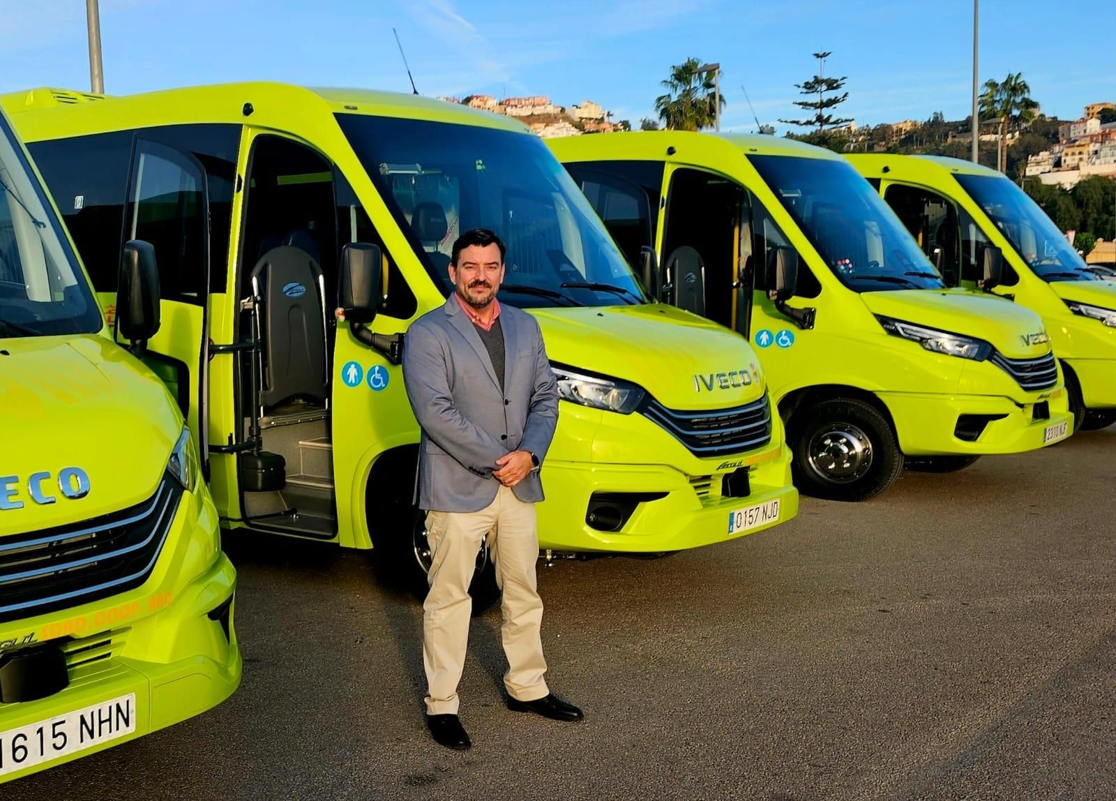 El concejal de Movilidad y Transporte de Rincón de la Victoria con los cuatro nuevos autobuses.