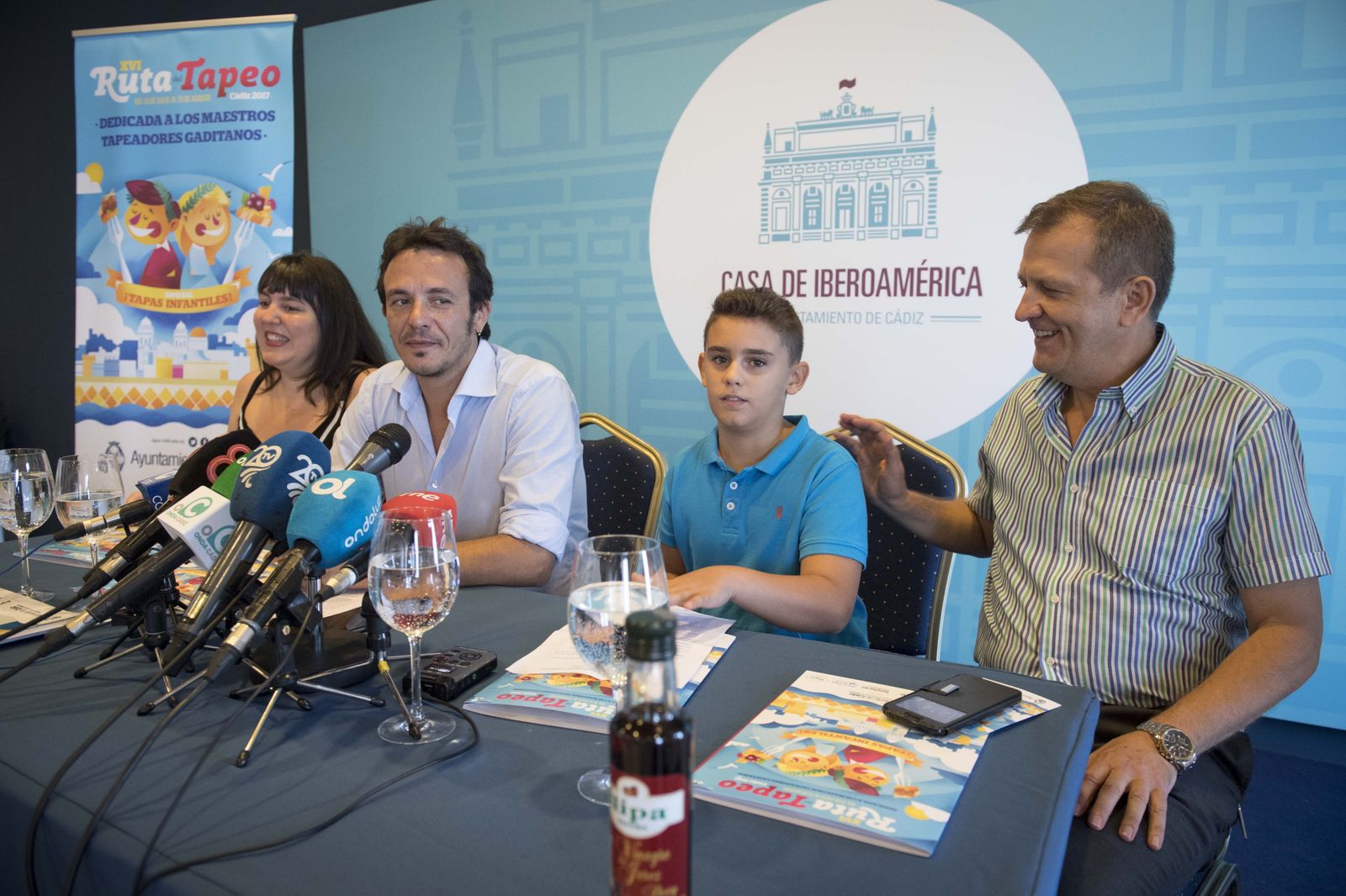 La concejala de Turismo, Laura Jiménez, el alcalde, Fernando Martín, inspirador de las 'Tapacuentos', y Jesús Martín, durante la presentación de la ruta.