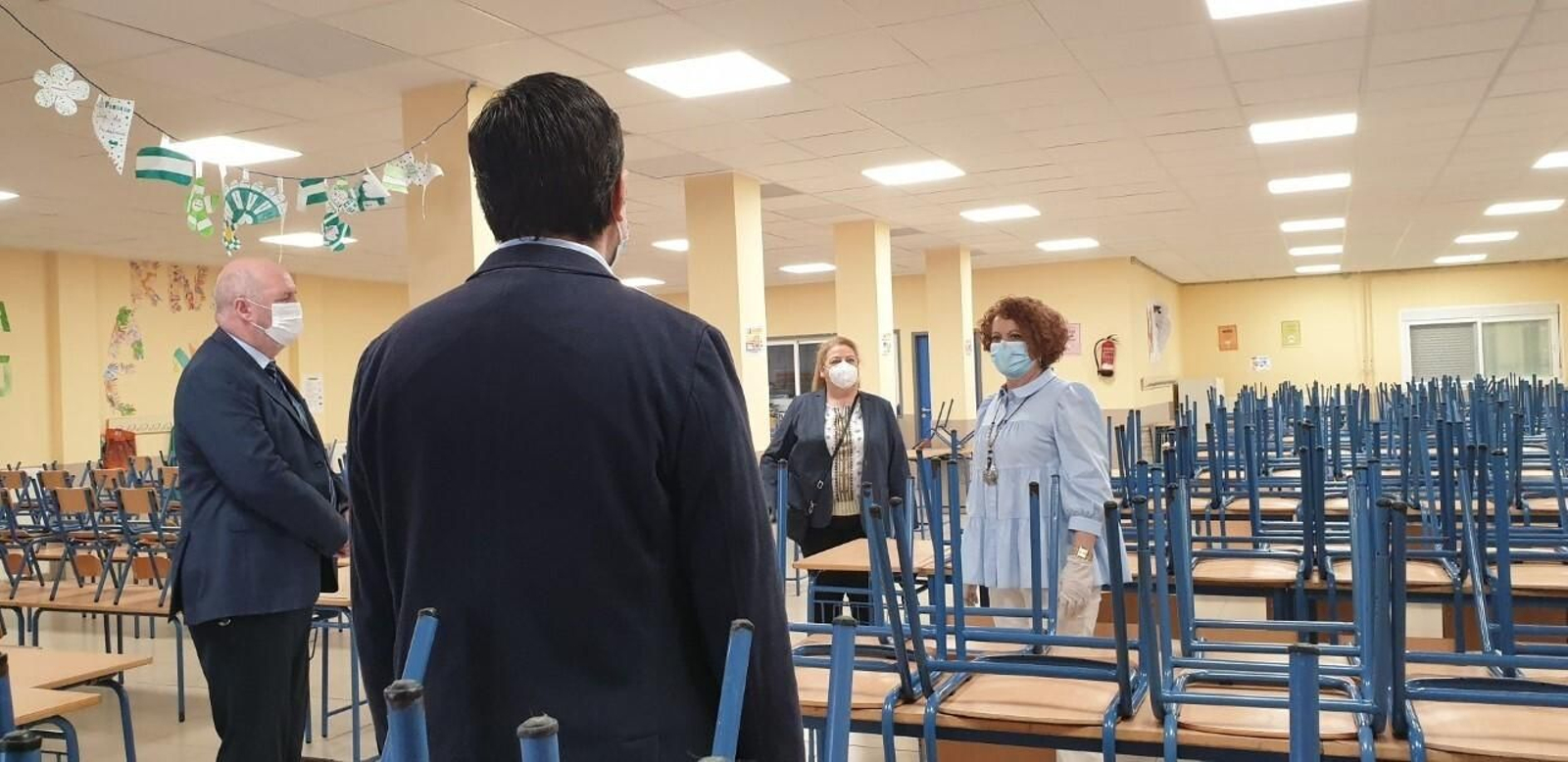 Adela Castaño visita uno de los colegios que serán objeto de mejoras.