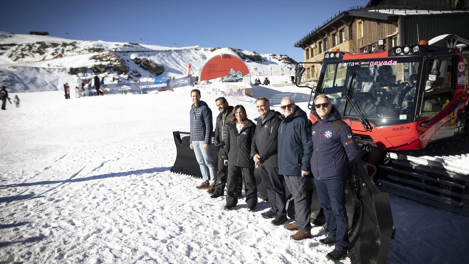 Rocío Díaz, Jesús Ibañez, Antonio Granados y Ordoño Vázuez junto a la nueva maquinaria de Sierra Nevada