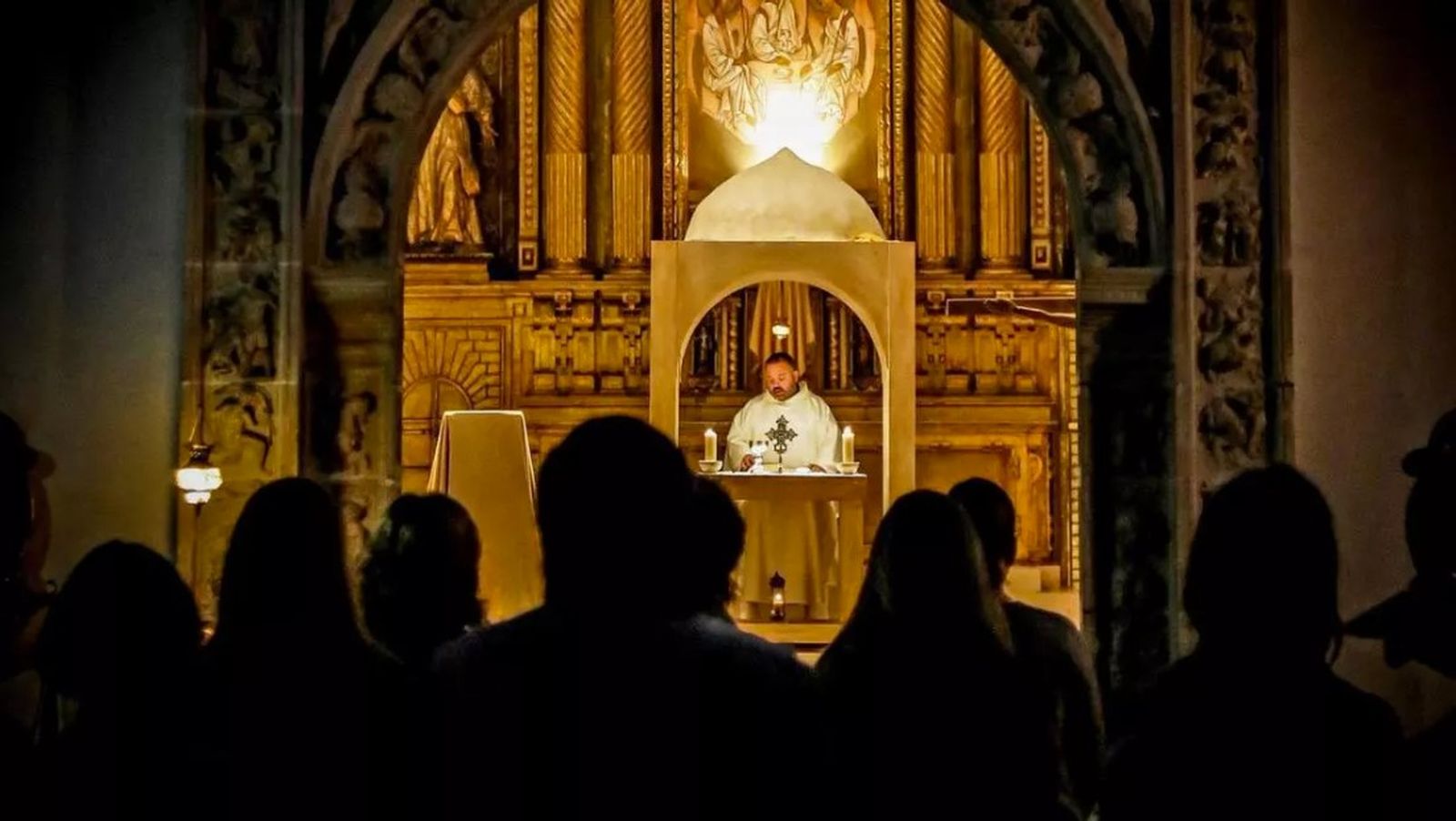 El capellán de la Cartuja celebrando la misa, en una imagen de archivo.