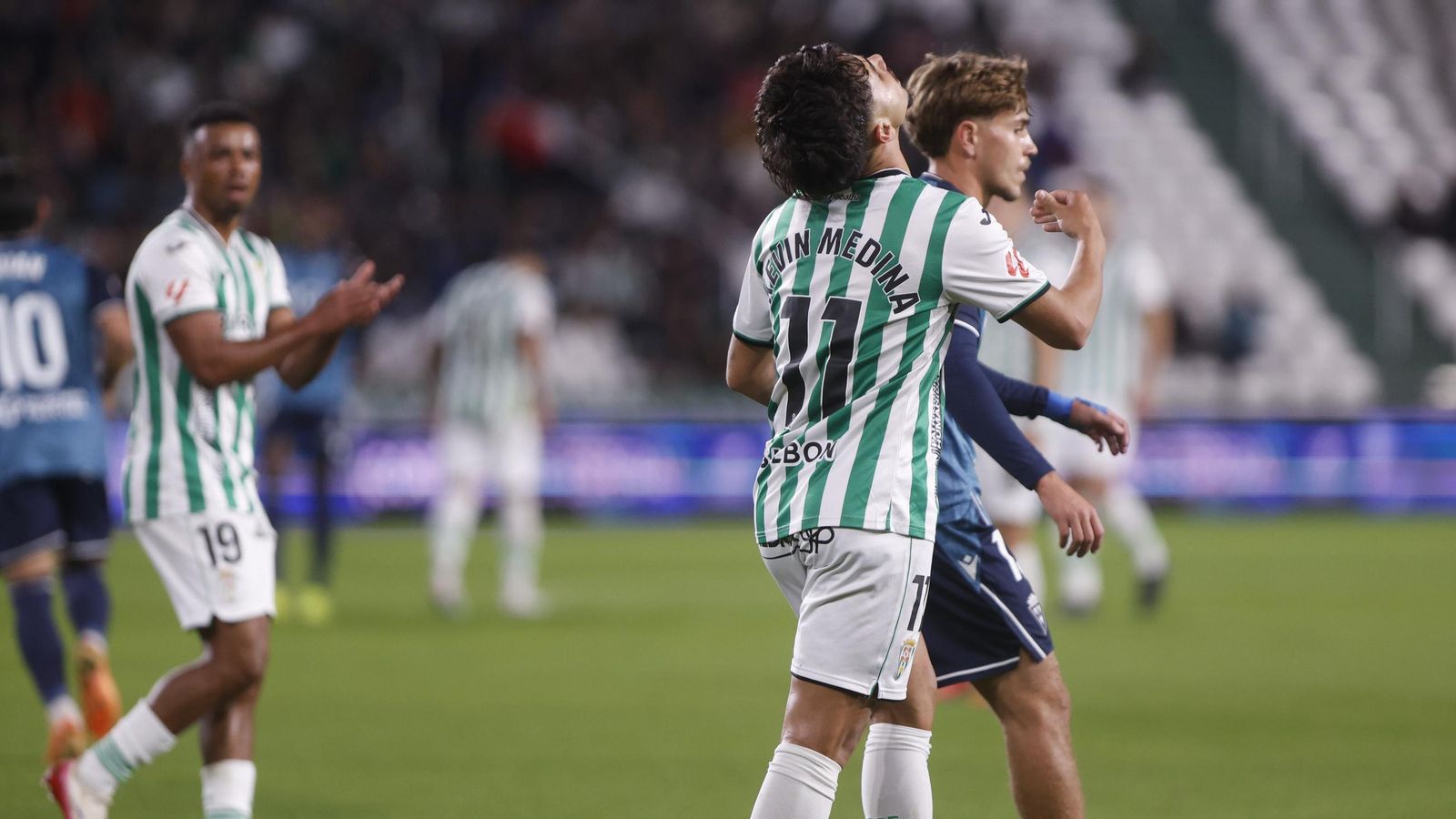 Kevin Medina se lamenta tras una ocasión fallada en el Córdoba CF - Cádiz CF.