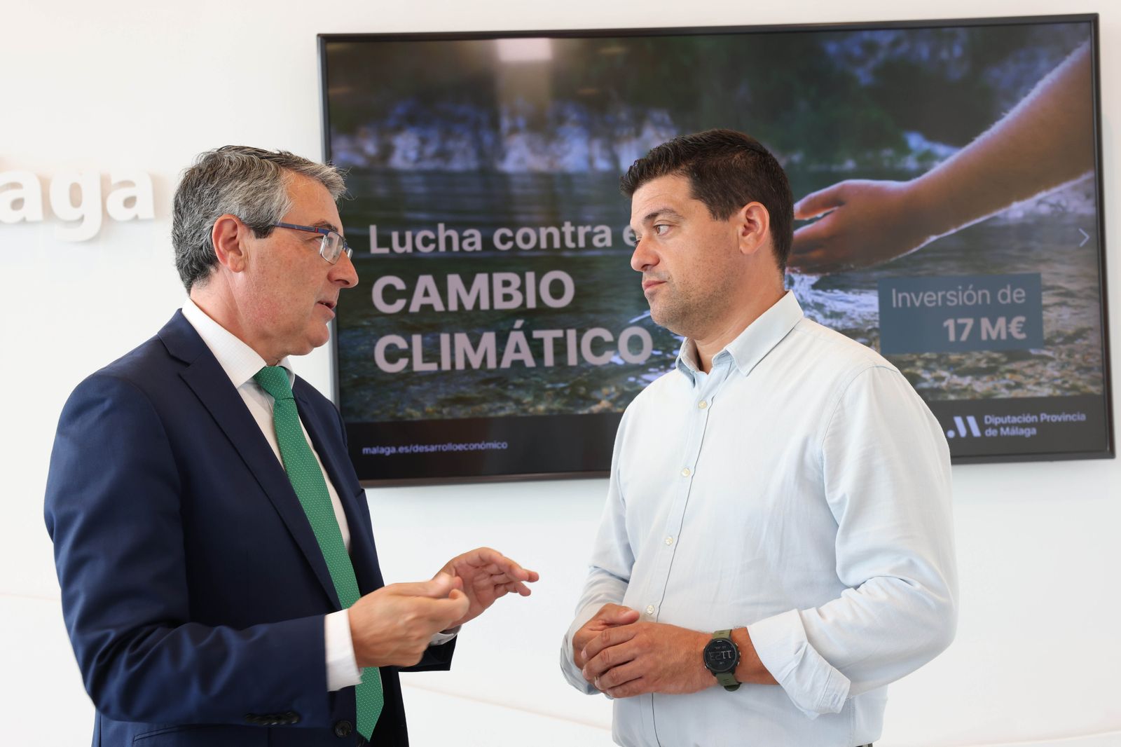 Salado conversa con Ortega, en la Diputación de Málaga.
