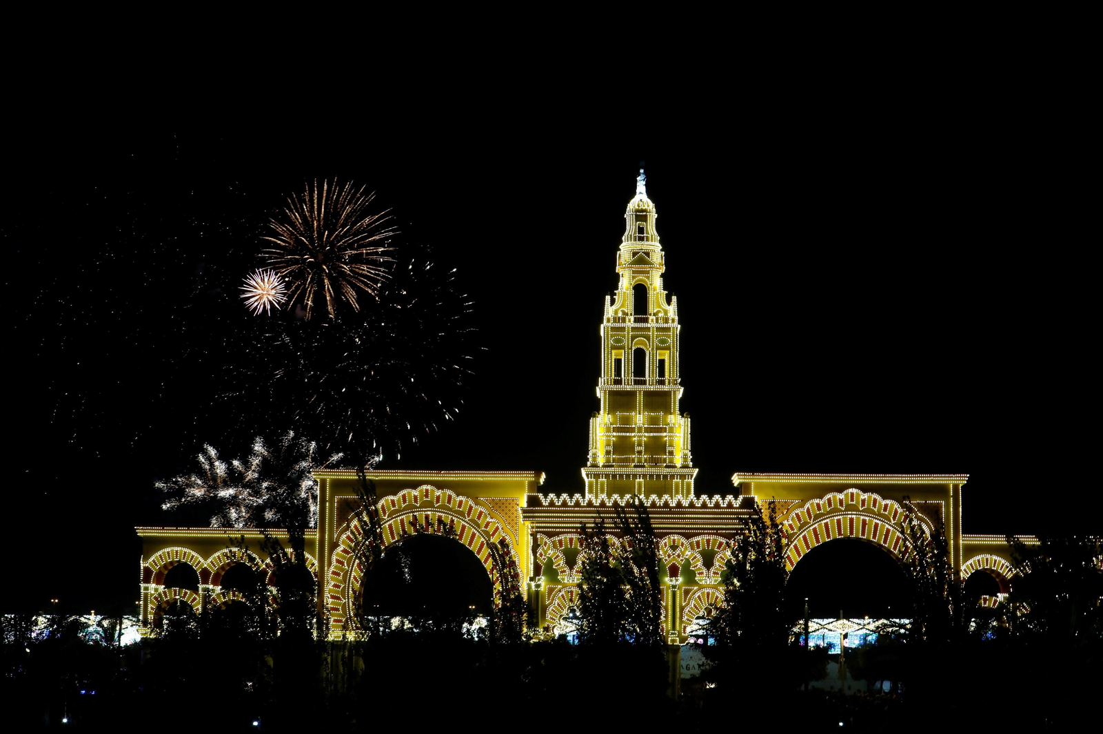 El espectáculo de fuegos artificiales de la Feria de Córdoba 2023, en imágenes