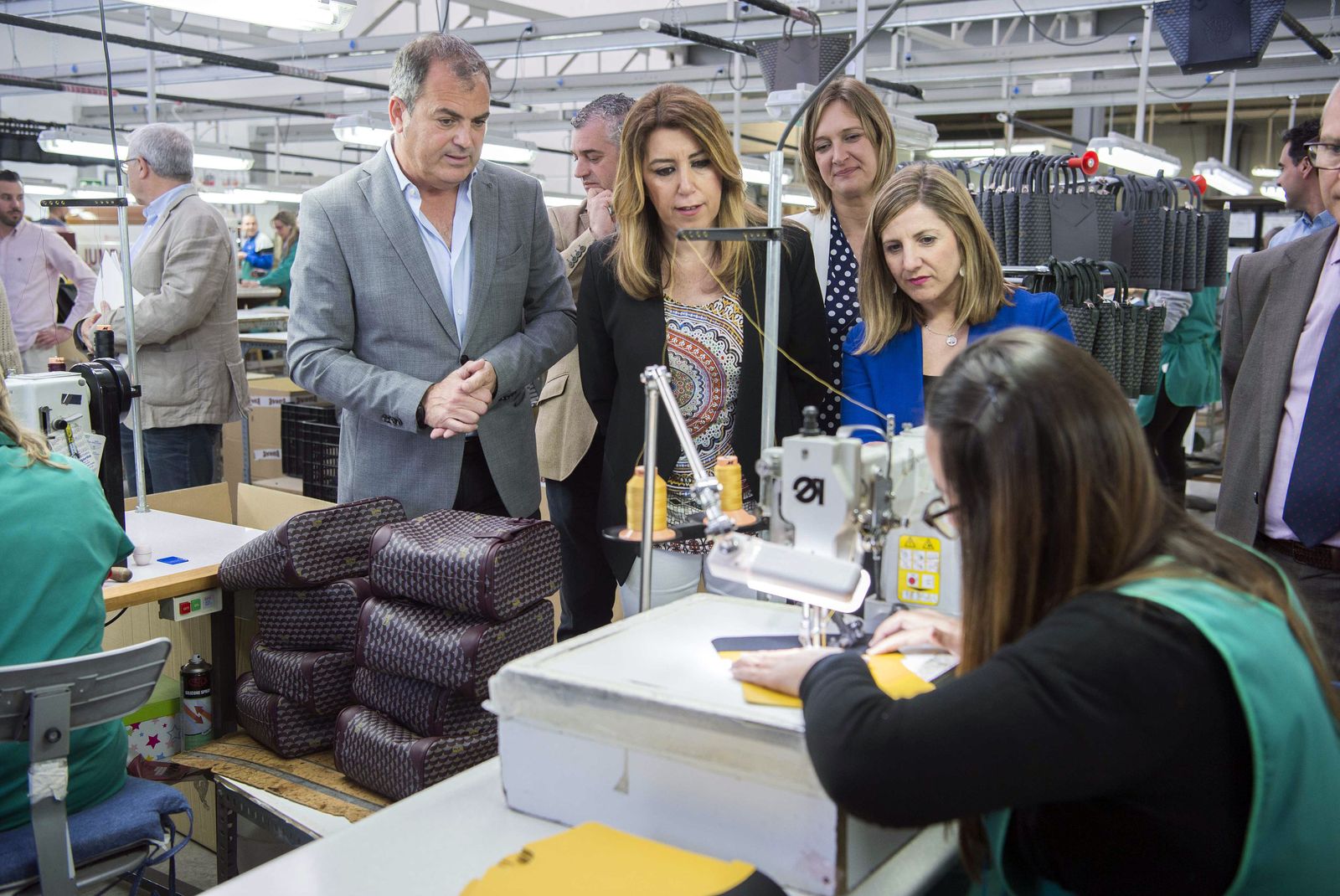 Susana Díaz conversa con la empleada de una fábrica en Ubrique durante una reciente visita.