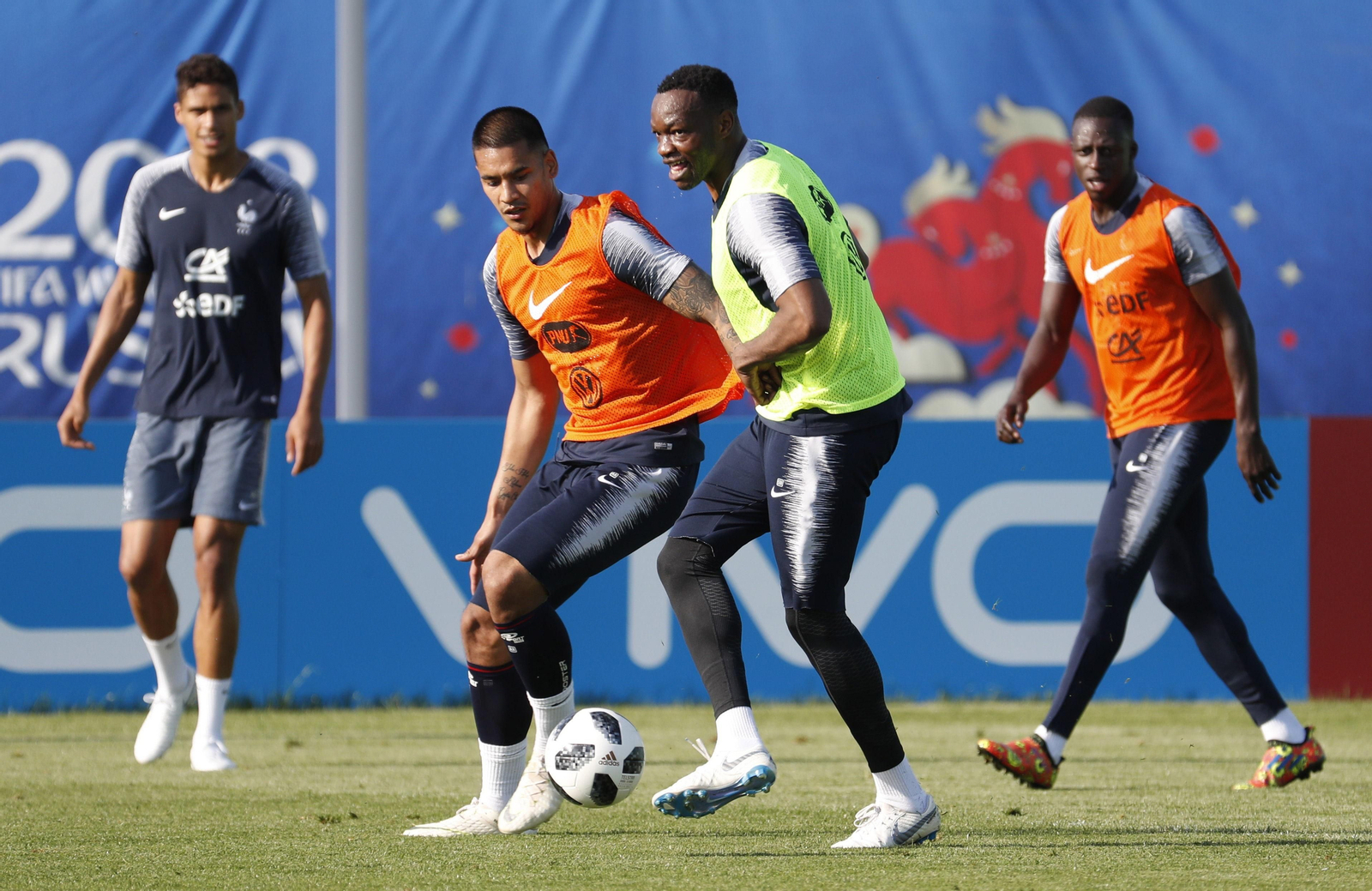 Areola pelotea con Mandanda, el segundo portero de Francia.