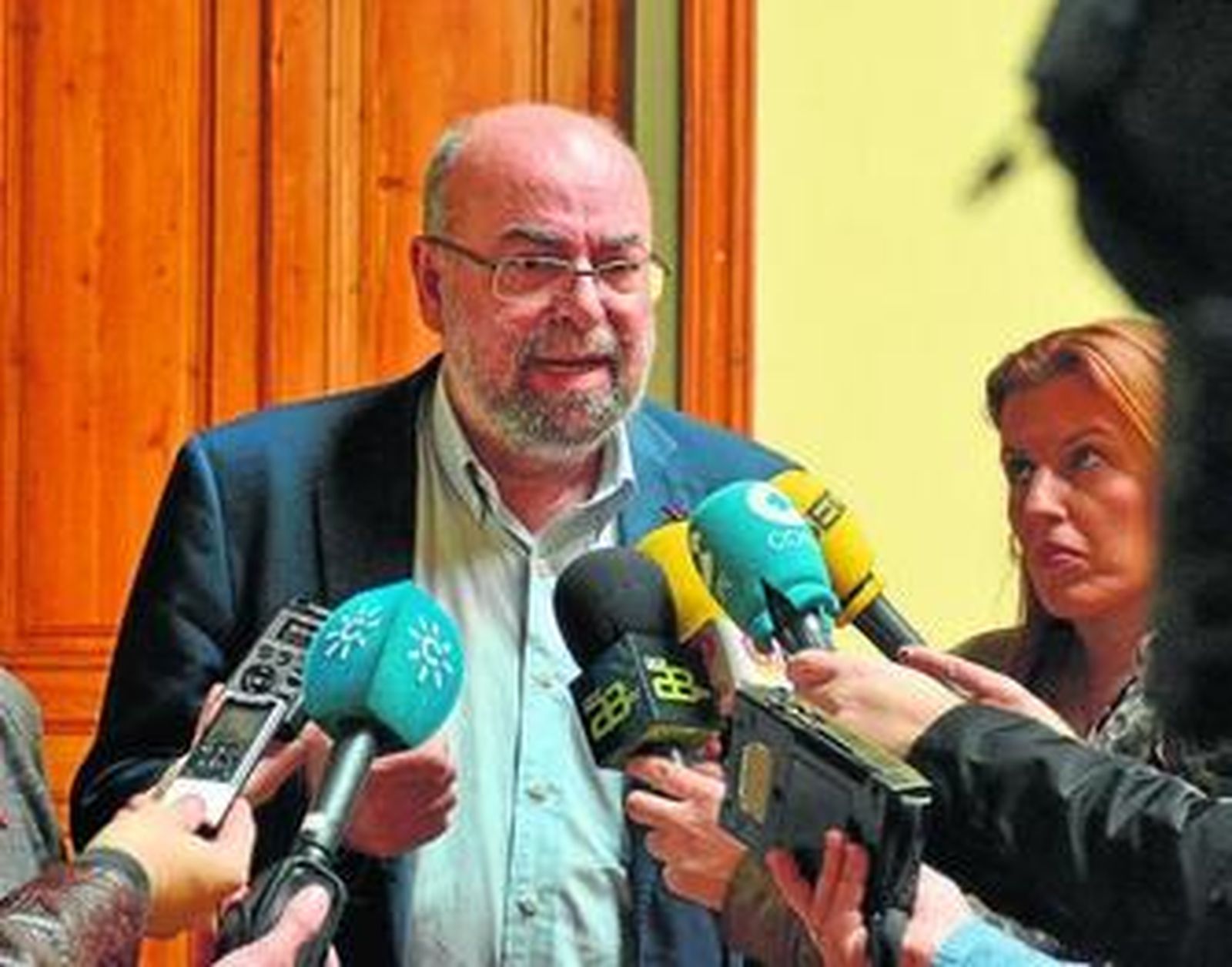 El viceconsejero de Turismo, Antonio Jesús Roldán, atiende a los medios.