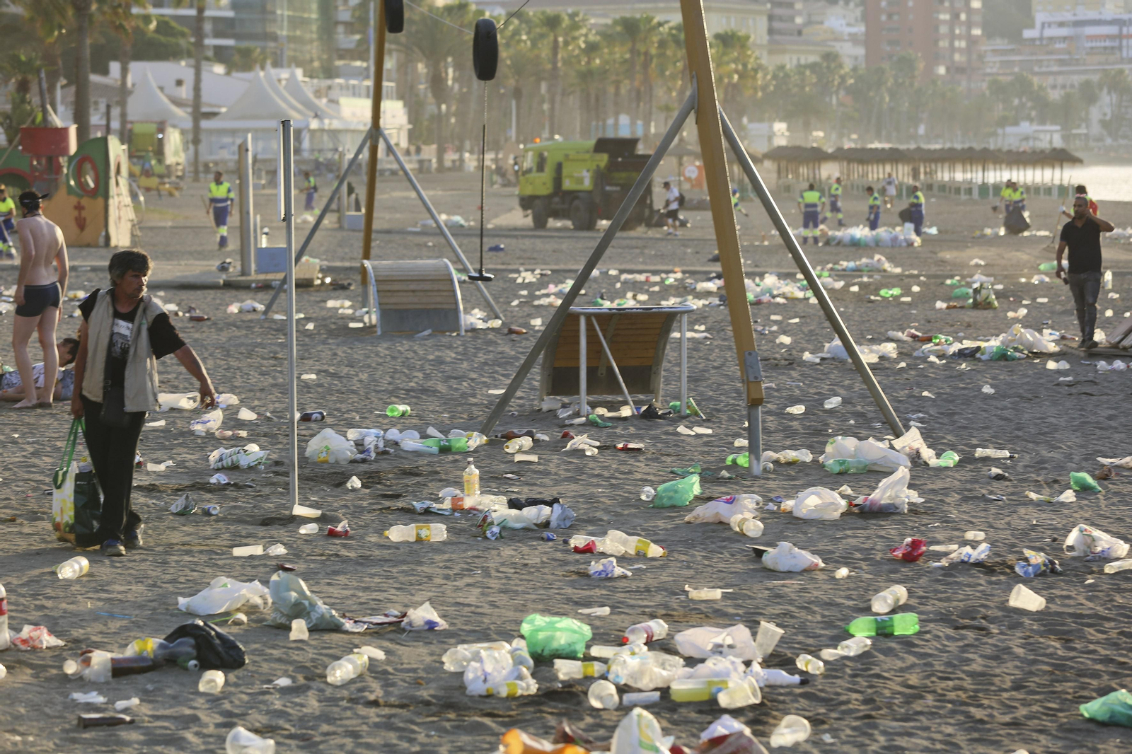 Las fotos de la basura en las playas de Málaga tras San Juan