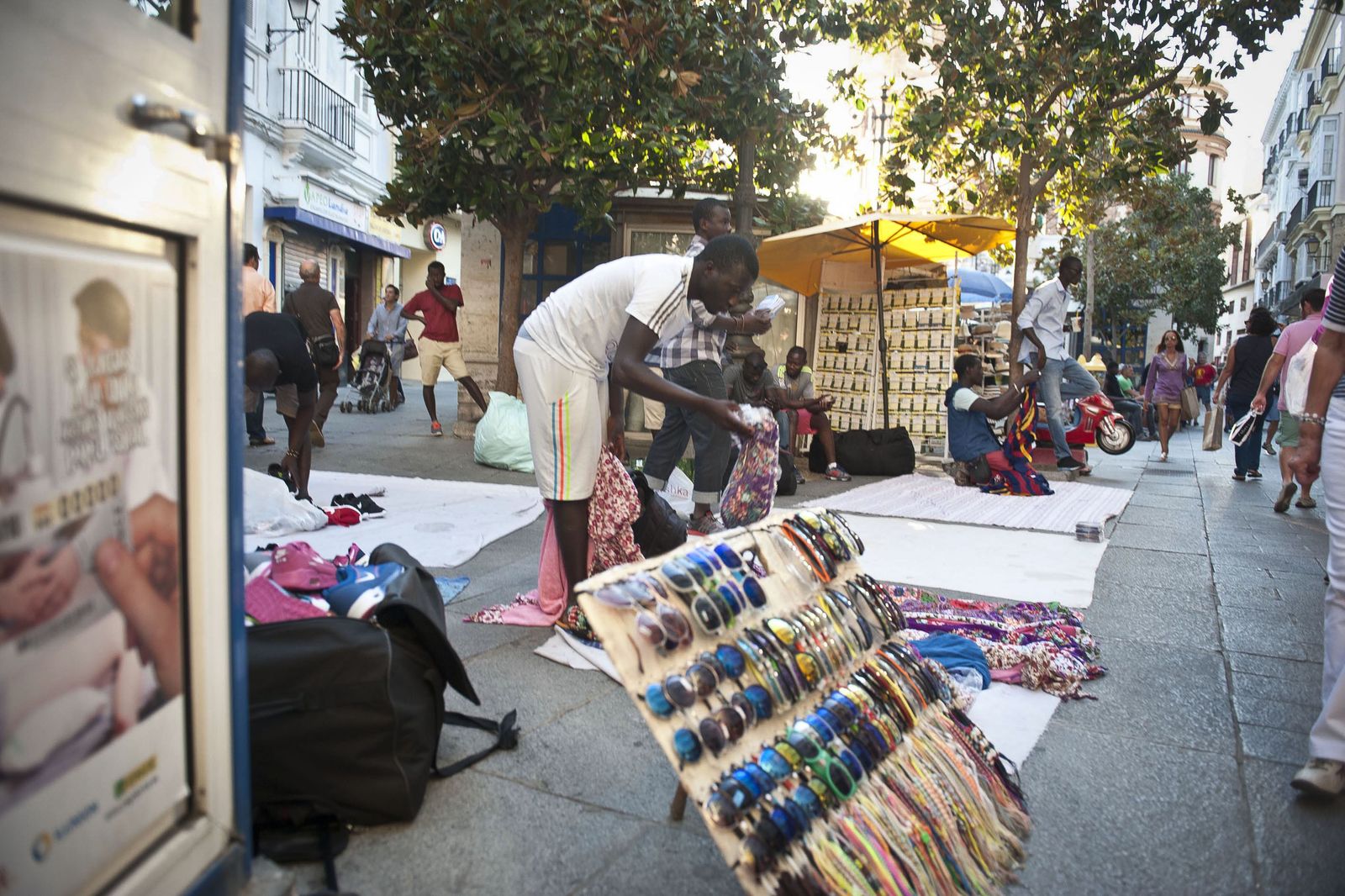 Subsaharianos con su venta ambulante en la plaza de las Flores.