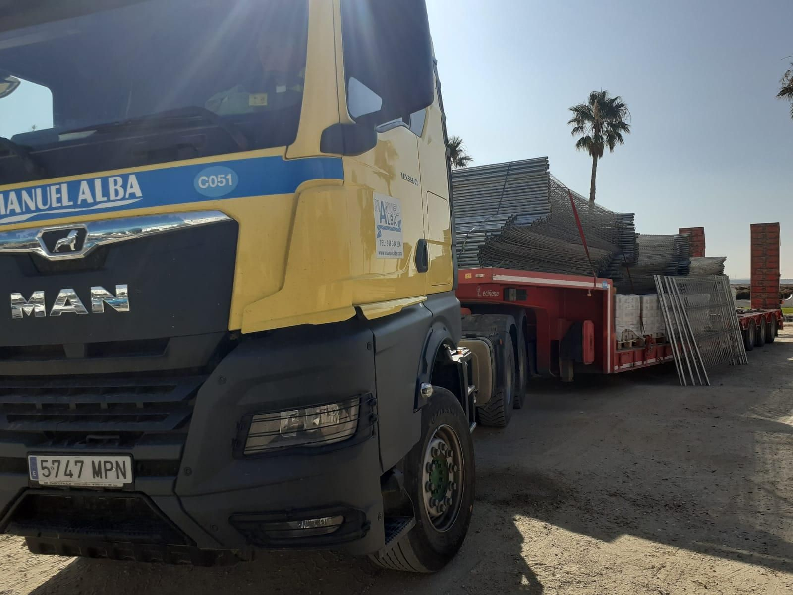 Descargando vallas para la obra de La Magdalena, en San Fernando