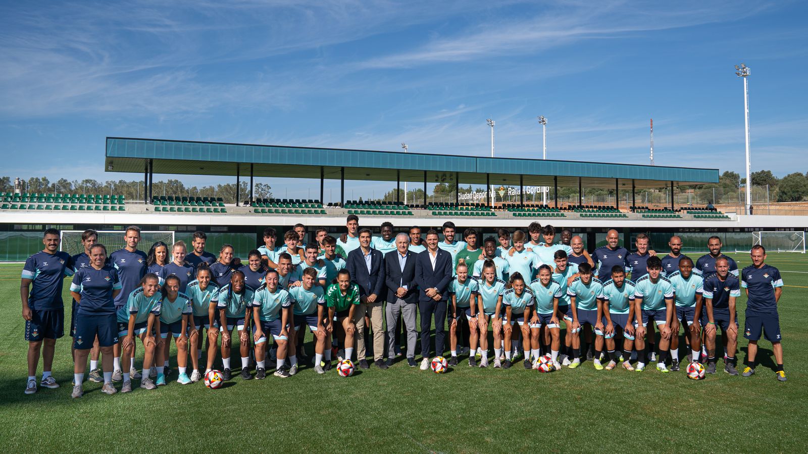 Ángel Haro, Joaquín y Gordillo posan con el primer filial y con el equipo femenino en las nuevas instalaciones.