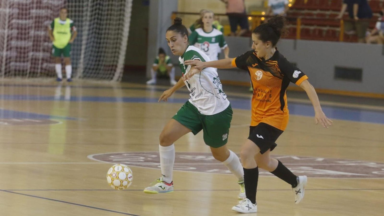 Tere Muñoz pugna por el balón con una jugadora de La Algaida.