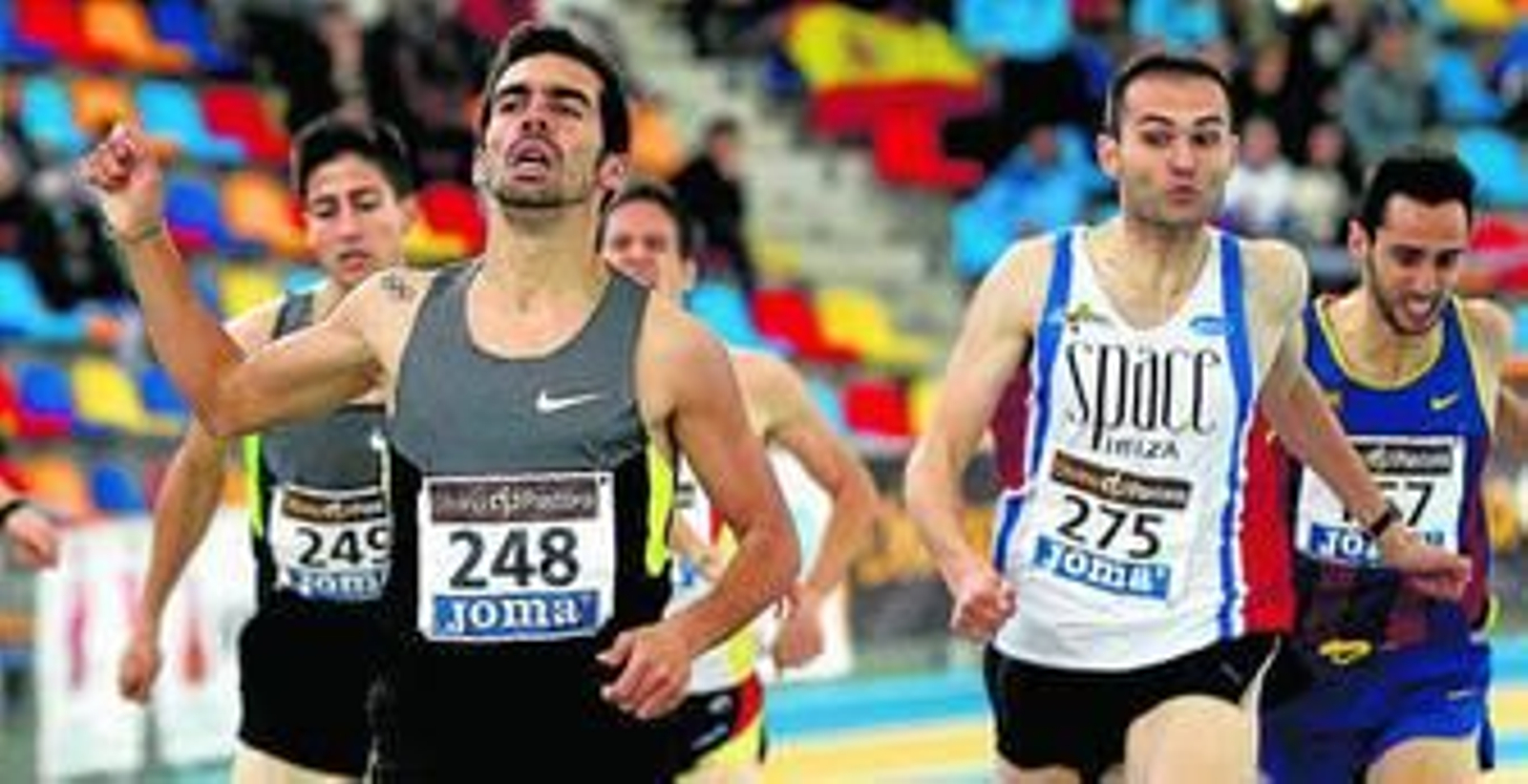 Kevin López llega exhausto a la meta tras proclamarse campeón de España con su compañero Luis Alberto Marco, cuarto, detrás de él.