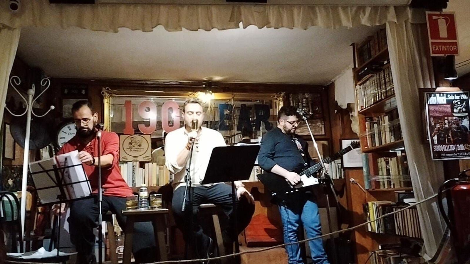 Actuación de Juglares del Whisky en la sala 1900.