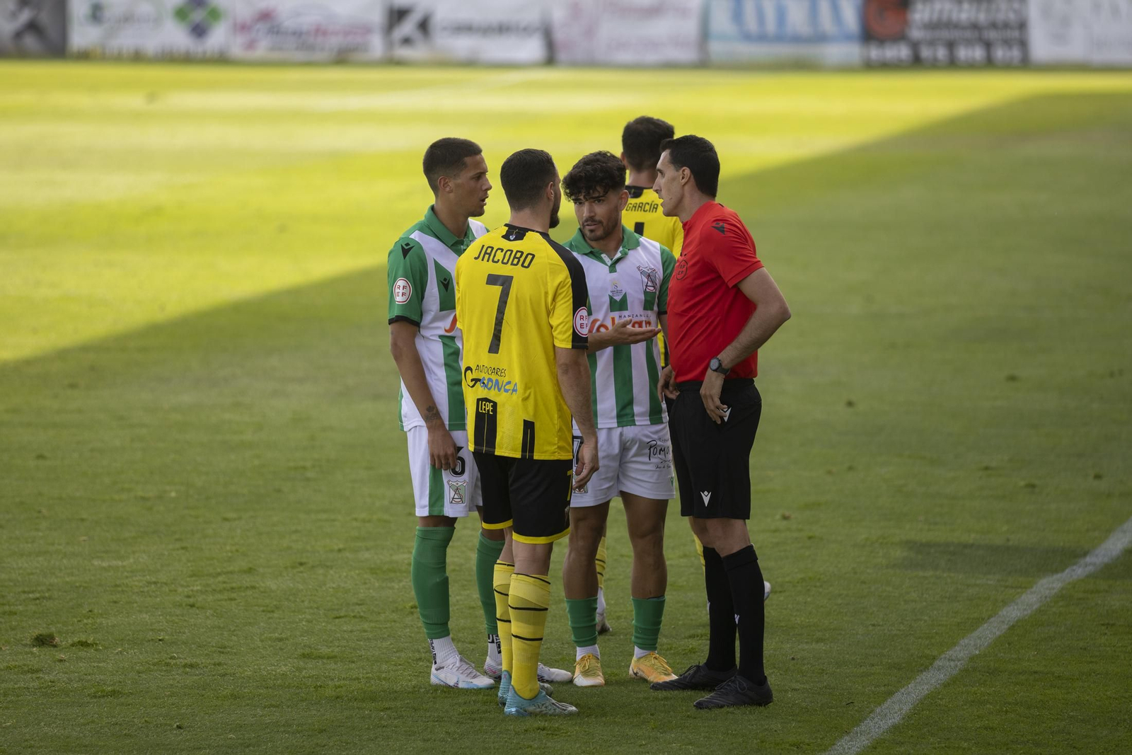 Imágenes del partido entre el San Roque de Lepe y el Atlético Sanluqueño