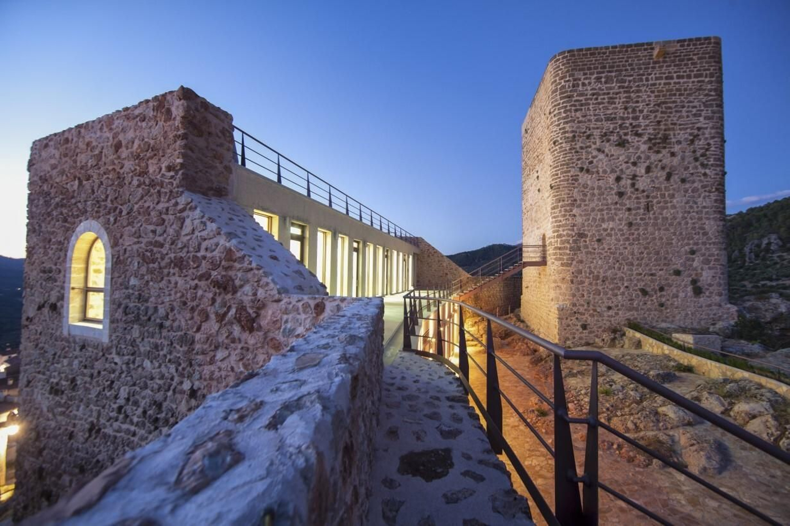 El Castillo de Hornos fue cedido por Fernando III el Santo, después de su conquista en 1239 a la Orden de Santiago.