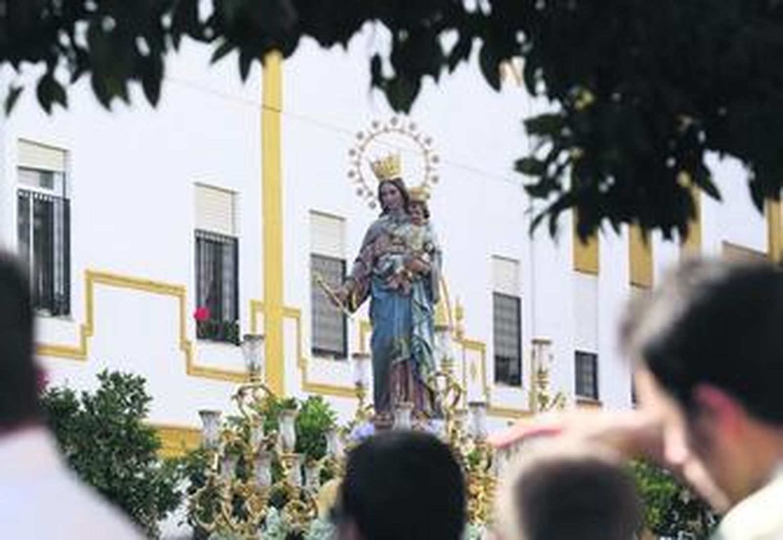 La imagen de María Auxiliadora en un momento de su procesión por Capuchinos.
